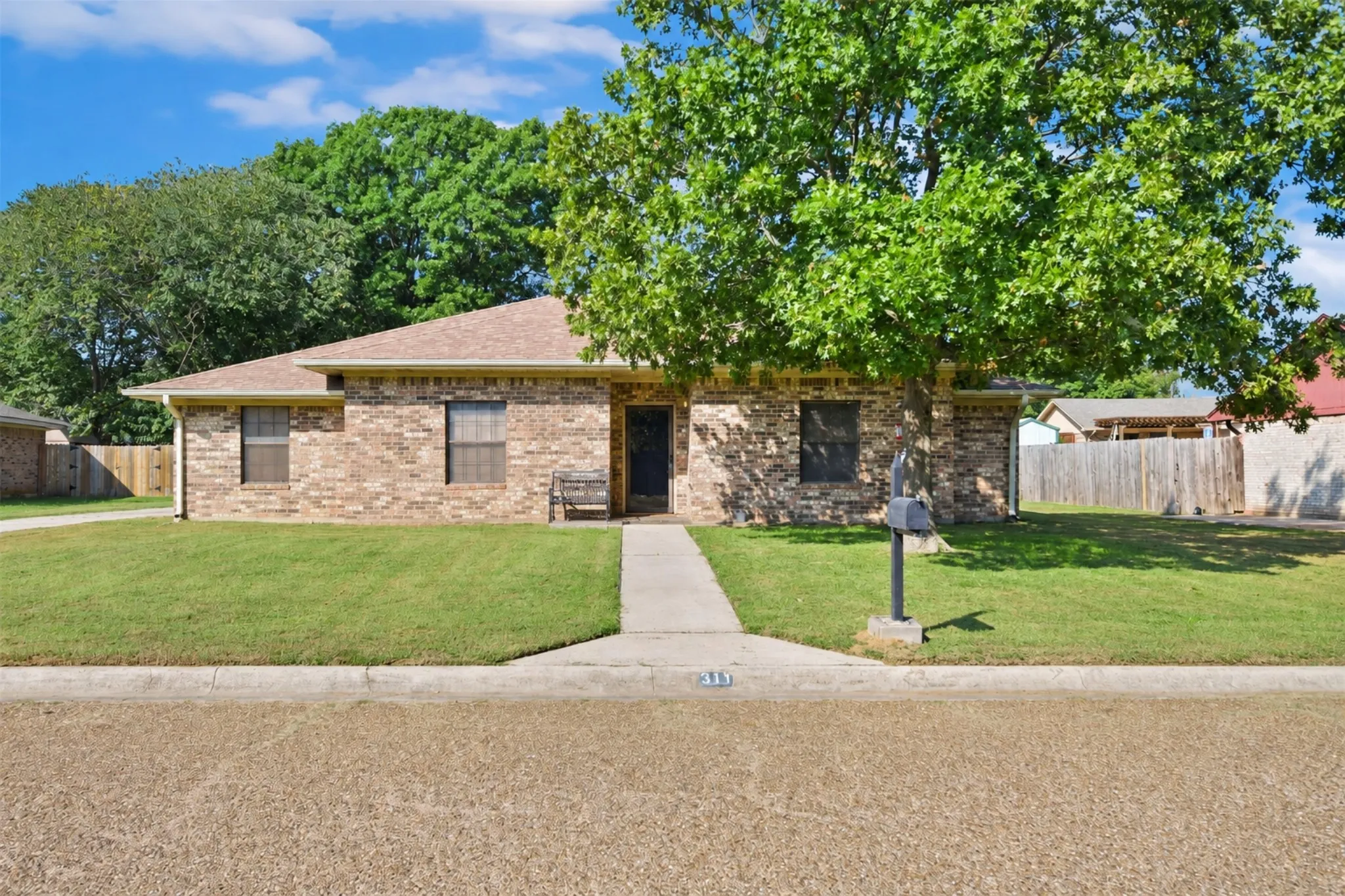 Single Family Residence For Sale in Cooke County , 311 Wheeler Creek Court, Gainesville, Texas 76240, 3 Bedroom, 2 Bathroom, 2 Garage spaces, 2,259 Sqft, built in 1979, mls#21401949, Real Estate Agent in Gainesville, Homes For Sale in Cooke county, Homes For Sale in Gainesville, Realtor in Gainesville Texas, Real Estate Brokerage Independent Realty Texas, Luminita Cordes Realtor