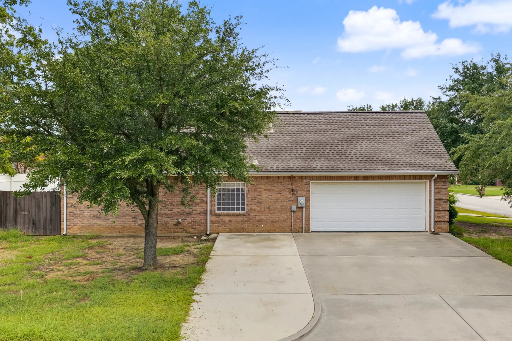 Single Family Residence For Sale in Wise County , 1106 Owl Drive, Decatur, Texas 76234, 3 Bedroom, 2 Bathroom, 2 Garage spaces, 1,819 Sqft, built in 2003, mls#21402647, Real Estate Agent in Decatur, Homes For Sale in Wise county, Homes For Sale in Decatur, Realtor in Decatur Texas, Real Estate Brokerage Independent Realty Texas, Luminita Cordes Realtor