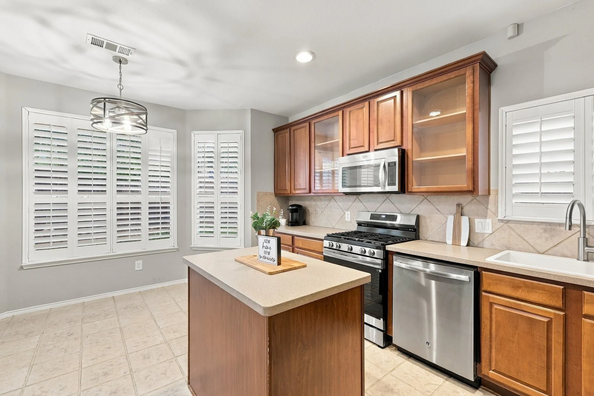Single Family Residence For Sale in Denton County , 518 Briaroaks Drive, Lake Dallas, Texas 75065, 4 Bedroom, 3 Bathroom, 2 Garage spaces, 2,370 Sqft, built in 2000, mls#21402616, Real Estate Agent in Lake Dallas, Homes For Sale in Denton county, Homes For Sale in Lake Dallas, Realtor in Lake Dallas Texas, Real Estate Brokerage Independent Realty Texas, Luminita Cordes Realtor