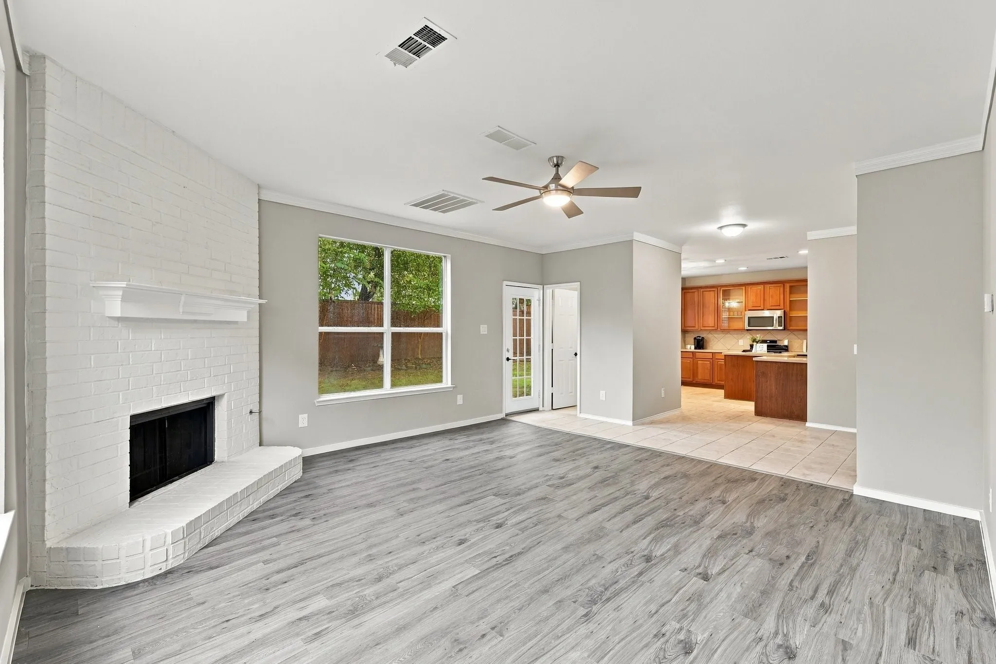 Single Family Residence For Sale in Denton County , 518 Briaroaks Drive, Lake Dallas, Texas 75065, 4 Bedroom, 3 Bathroom, 2 Garage spaces, 2,370 Sqft, built in 2000, mls#21402616, Real Estate Agent in Lake Dallas, Homes For Sale in Denton county, Homes For Sale in Lake Dallas, Realtor in Lake Dallas Texas, Real Estate Brokerage Independent Realty Texas, Luminita Cordes Realtor