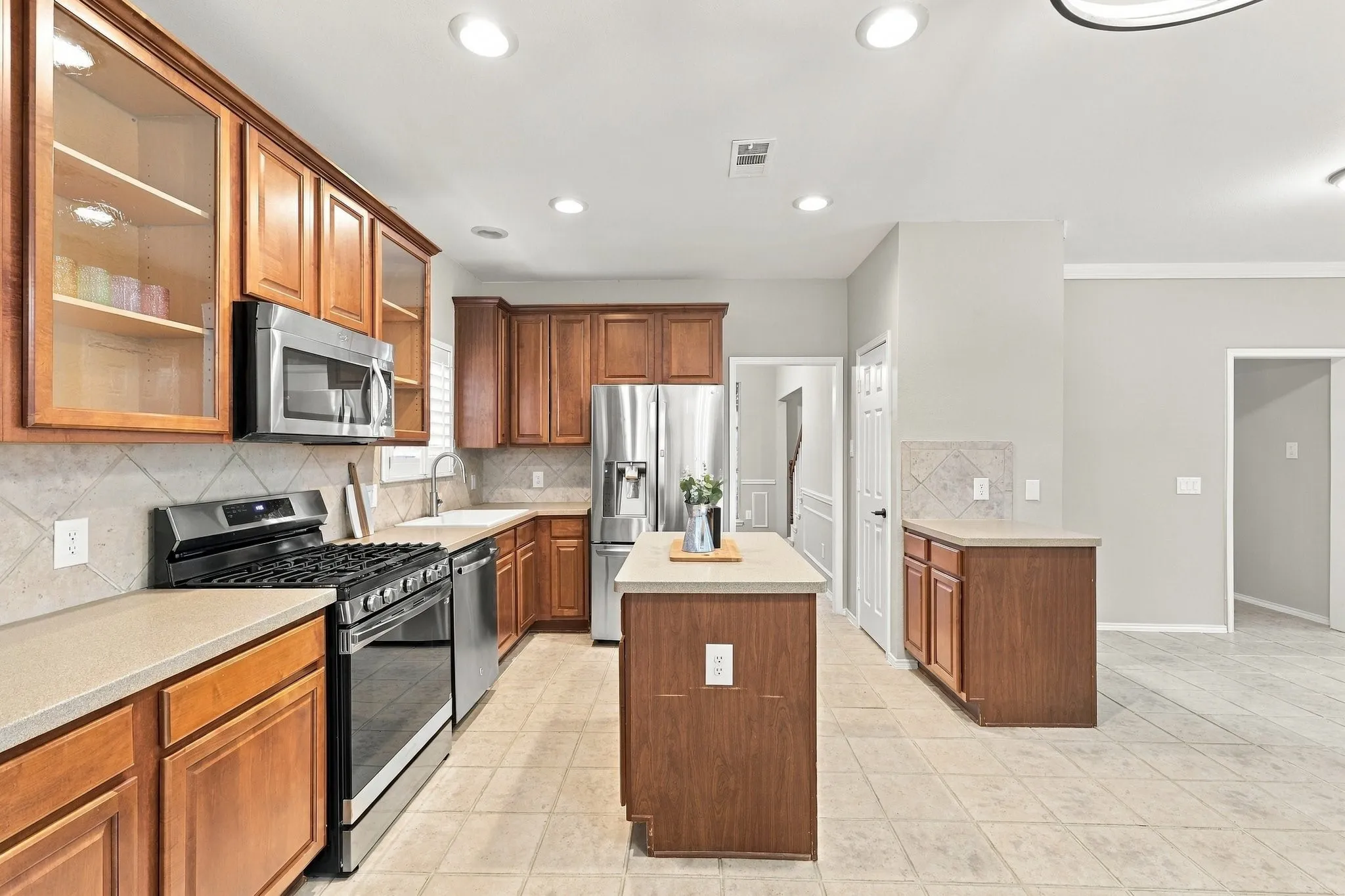 Single Family Residence For Sale in Denton County , 518 Briaroaks Drive, Lake Dallas, Texas 75065, 4 Bedroom, 3 Bathroom, 2 Garage spaces, 2,370 Sqft, built in 2000, mls#21402616, Real Estate Agent in Lake Dallas, Homes For Sale in Denton county, Homes For Sale in Lake Dallas, Realtor in Lake Dallas Texas, Real Estate Brokerage Independent Realty Texas, Luminita Cordes Realtor