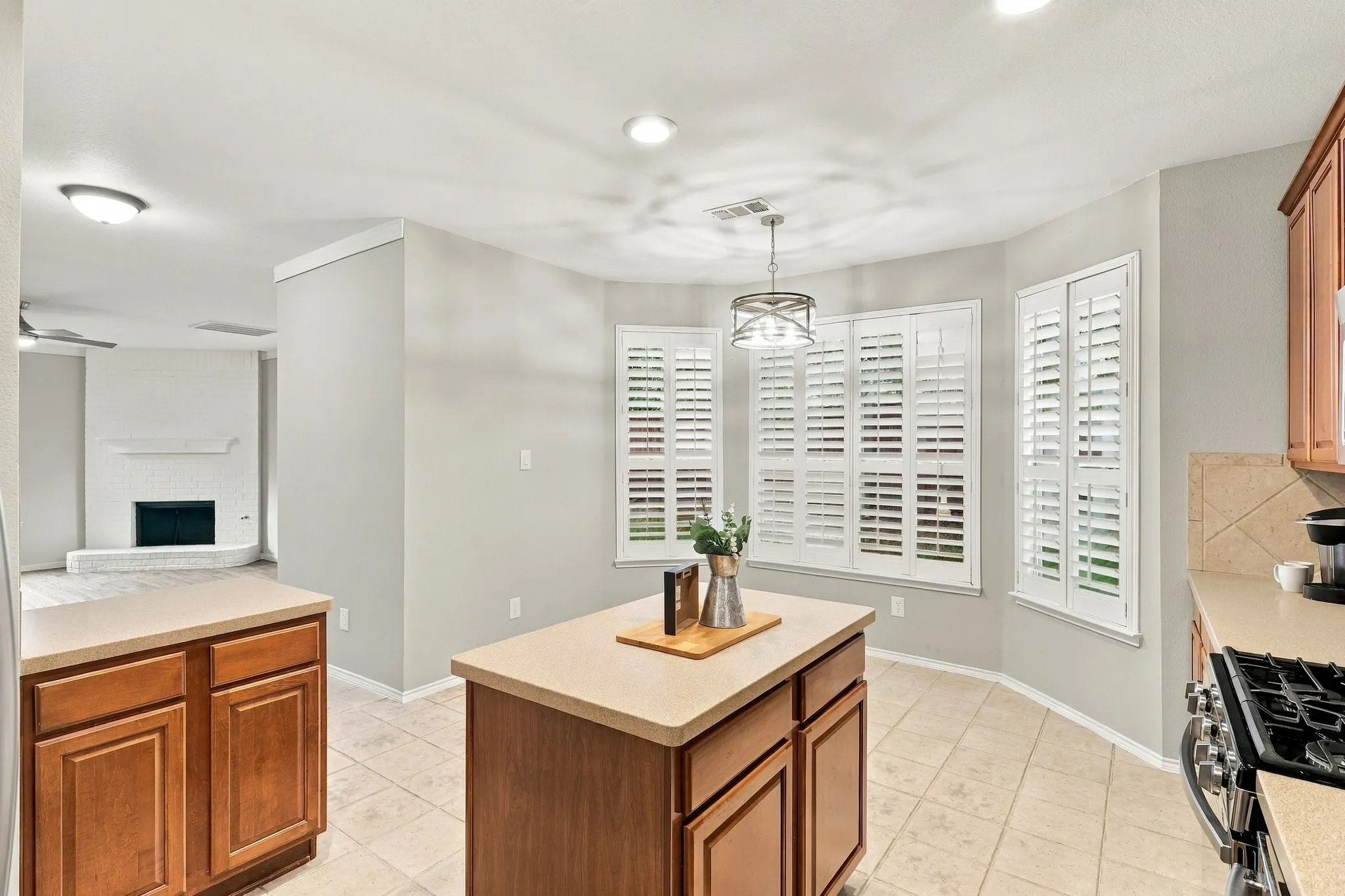 Single Family Residence For Sale in Denton County , 518 Briaroaks Drive, Lake Dallas, Texas 75065, 4 Bedroom, 3 Bathroom, 2 Garage spaces, 2,370 Sqft, built in 2000, mls#21402616, Real Estate Agent in Lake Dallas, Homes For Sale in Denton county, Homes For Sale in Lake Dallas, Realtor in Lake Dallas Texas, Real Estate Brokerage Independent Realty Texas, Luminita Cordes Realtor