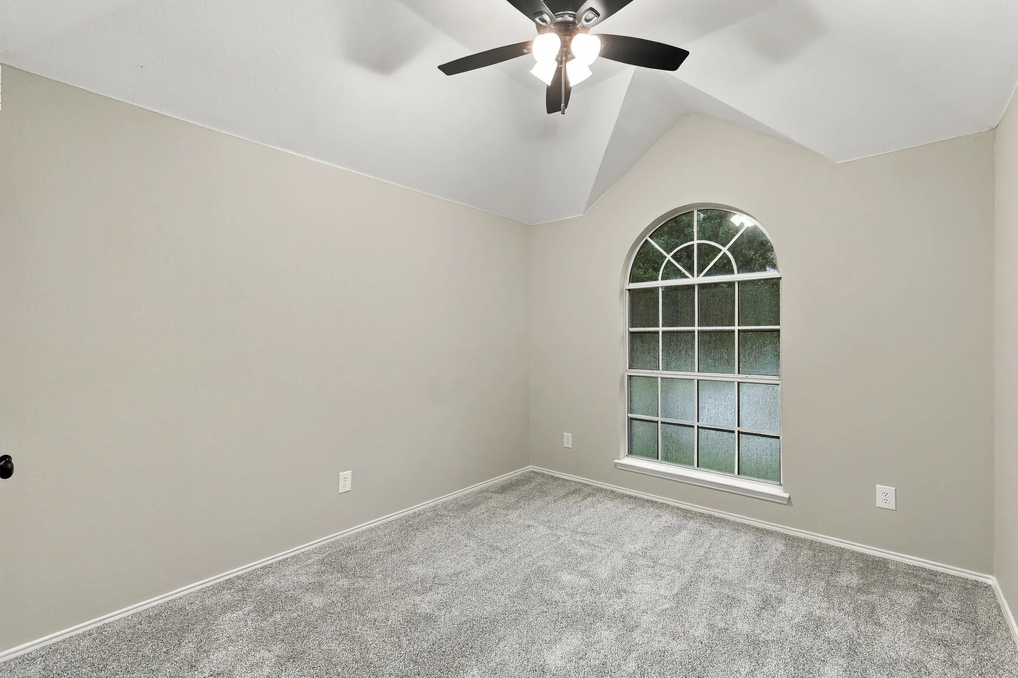 Single Family Residence For Sale in Denton County , 518 Briaroaks Drive, Lake Dallas, Texas 75065, 4 Bedroom, 3 Bathroom, 2 Garage spaces, 2,370 Sqft, built in 2000, mls#21402616, Real Estate Agent in Lake Dallas, Homes For Sale in Denton county, Homes For Sale in Lake Dallas, Realtor in Lake Dallas Texas, Real Estate Brokerage Independent Realty Texas, Luminita Cordes Realtor