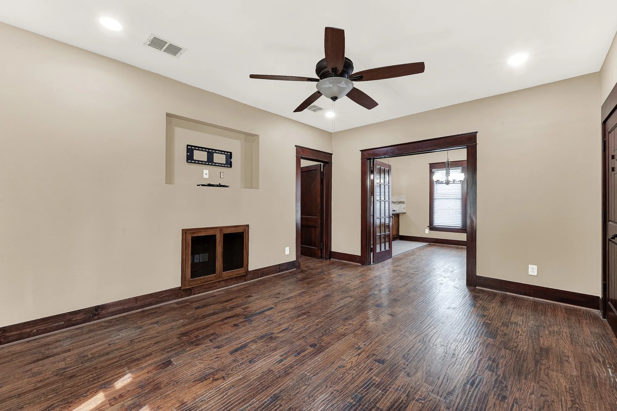 Single Family Residence For Sale in Collin County , 411 S Colorado Street, Celina, Texas 75009, 2 Bedroom, 1 Bathroom, Garage spaces, 1,008 Sqft, built in 1945, mls#21398706, Real Estate Agent in Celina, Homes For Sale in Collin county, Homes For Sale in Celina, Realtor in Celina Texas, Real Estate Brokerage Independent Realty Texas, Luminita Cordes Realtor
