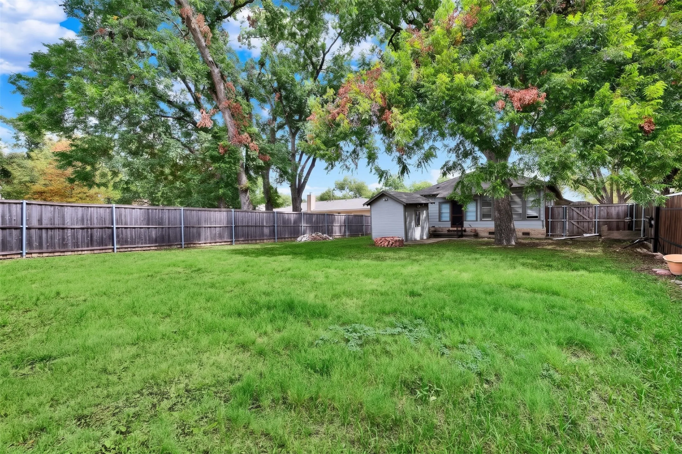 Single Family Residence For Sale in Collin County , 411 S Colorado Street, Celina, Texas 75009, 2 Bedroom, 1 Bathroom, Garage spaces, 1,008 Sqft, built in 1945, mls#21398706, Real Estate Agent in Celina, Homes For Sale in Collin county, Homes For Sale in Celina, Realtor in Celina Texas, Real Estate Brokerage Independent Realty Texas, Luminita Cordes Realtor