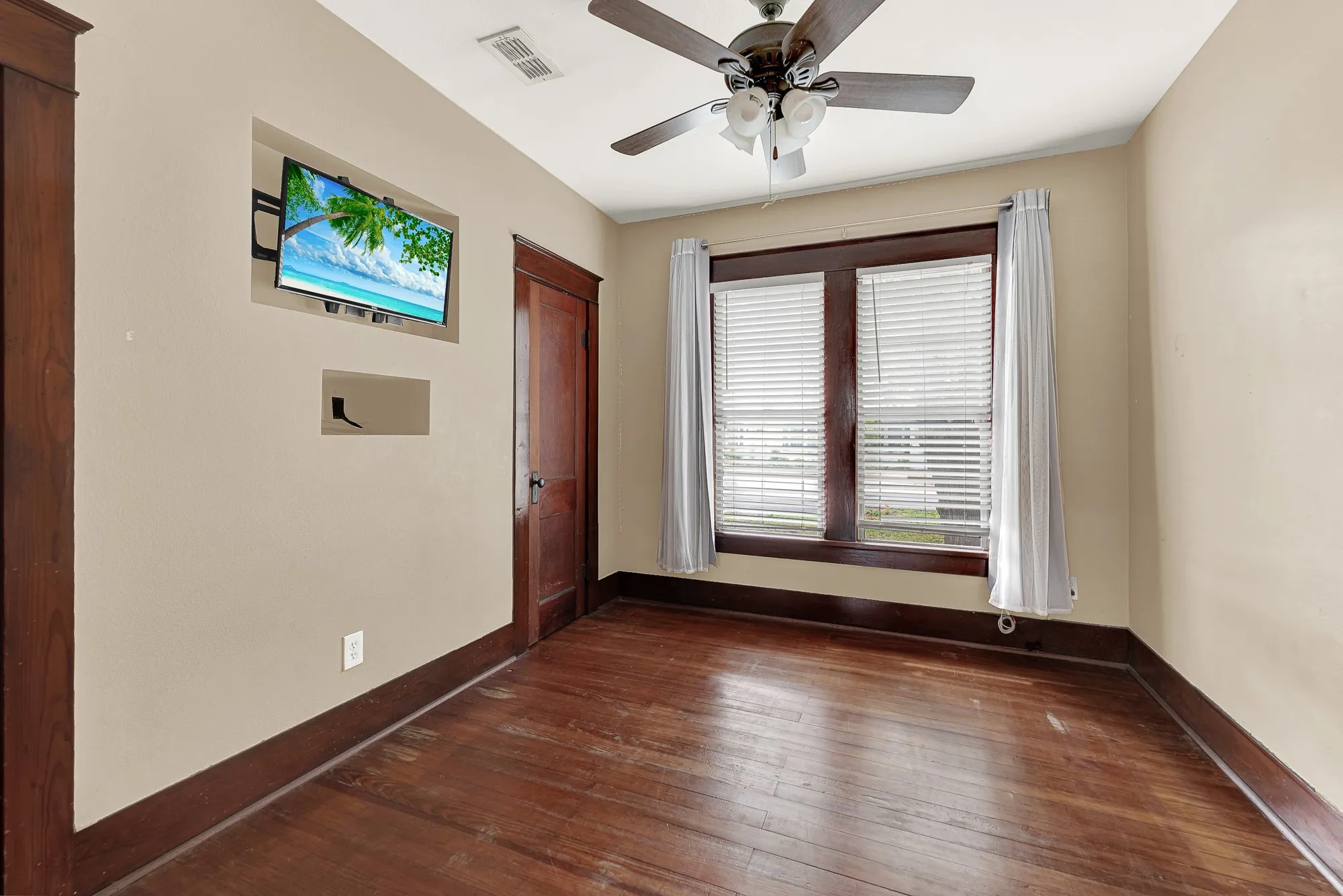 Single Family Residence For Sale in Collin County , 411 S Colorado Street, Celina, Texas 75009, 2 Bedroom, 1 Bathroom, Garage spaces, 1,008 Sqft, built in 1945, mls#21398706, Real Estate Agent in Celina, Homes For Sale in Collin county, Homes For Sale in Celina, Realtor in Celina Texas, Real Estate Brokerage Independent Realty Texas, Luminita Cordes Realtor