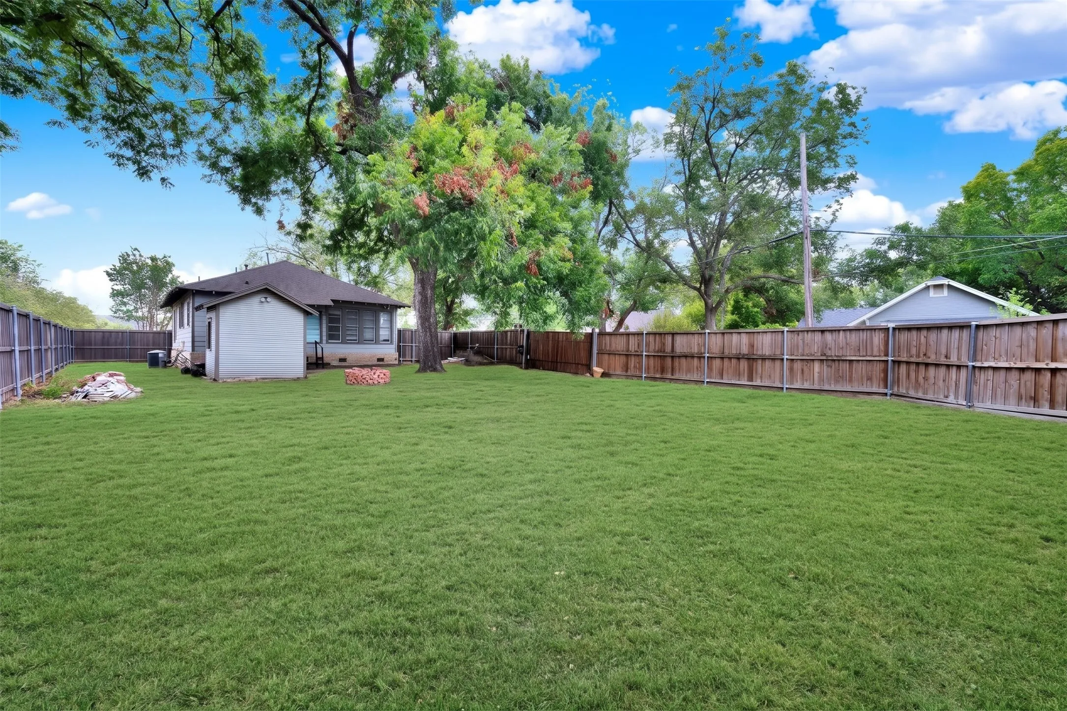Single Family Residence For Sale in Collin County , 411 S Colorado Street, Celina, Texas 75009, 2 Bedroom, 1 Bathroom, Garage spaces, 1,008 Sqft, built in 1945, mls#21398706, Real Estate Agent in Celina, Homes For Sale in Collin county, Homes For Sale in Celina, Realtor in Celina Texas, Real Estate Brokerage Independent Realty Texas, Luminita Cordes Realtor