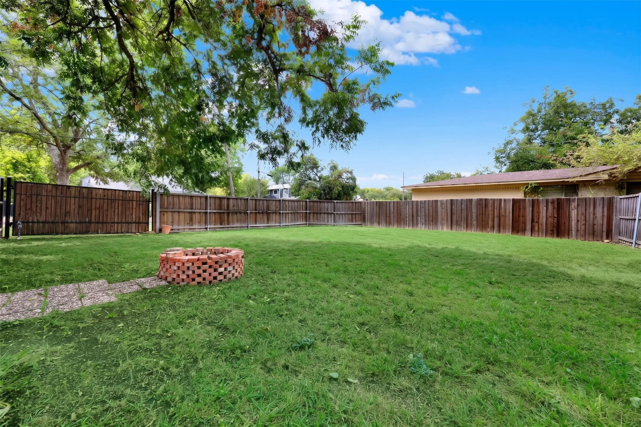 Single Family Residence For Sale in Collin County , 411 S Colorado Street, Celina, Texas 75009, 2 Bedroom, 1 Bathroom, Garage spaces, 1,008 Sqft, built in 1945, mls#21398706, Real Estate Agent in Celina, Homes For Sale in Collin county, Homes For Sale in Celina, Realtor in Celina Texas, Real Estate Brokerage Independent Realty Texas, Luminita Cordes Realtor