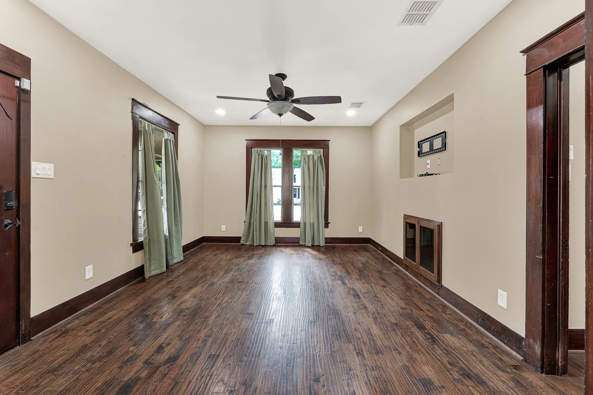 Single Family Residence For Sale in Collin County , 411 S Colorado Street, Celina, Texas 75009, 2 Bedroom, 1 Bathroom, Garage spaces, 1,008 Sqft, built in 1945, mls#21398706, Real Estate Agent in Celina, Homes For Sale in Collin county, Homes For Sale in Celina, Realtor in Celina Texas, Real Estate Brokerage Independent Realty Texas, Luminita Cordes Realtor