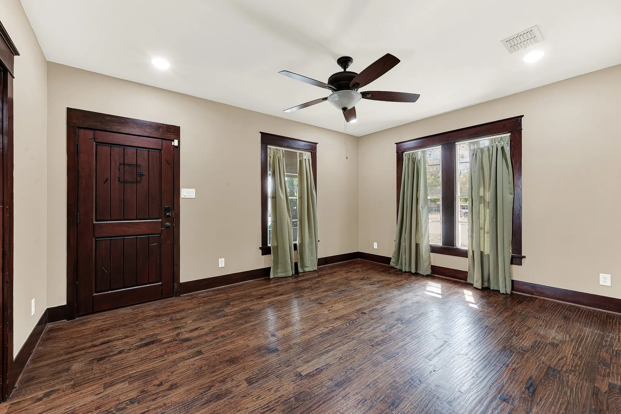 Single Family Residence For Sale in Collin County , 411 S Colorado Street, Celina, Texas 75009, 2 Bedroom, 1 Bathroom, Garage spaces, 1,008 Sqft, built in 1945, mls#21398706, Real Estate Agent in Celina, Homes For Sale in Collin county, Homes For Sale in Celina, Realtor in Celina Texas, Real Estate Brokerage Independent Realty Texas, Luminita Cordes Realtor