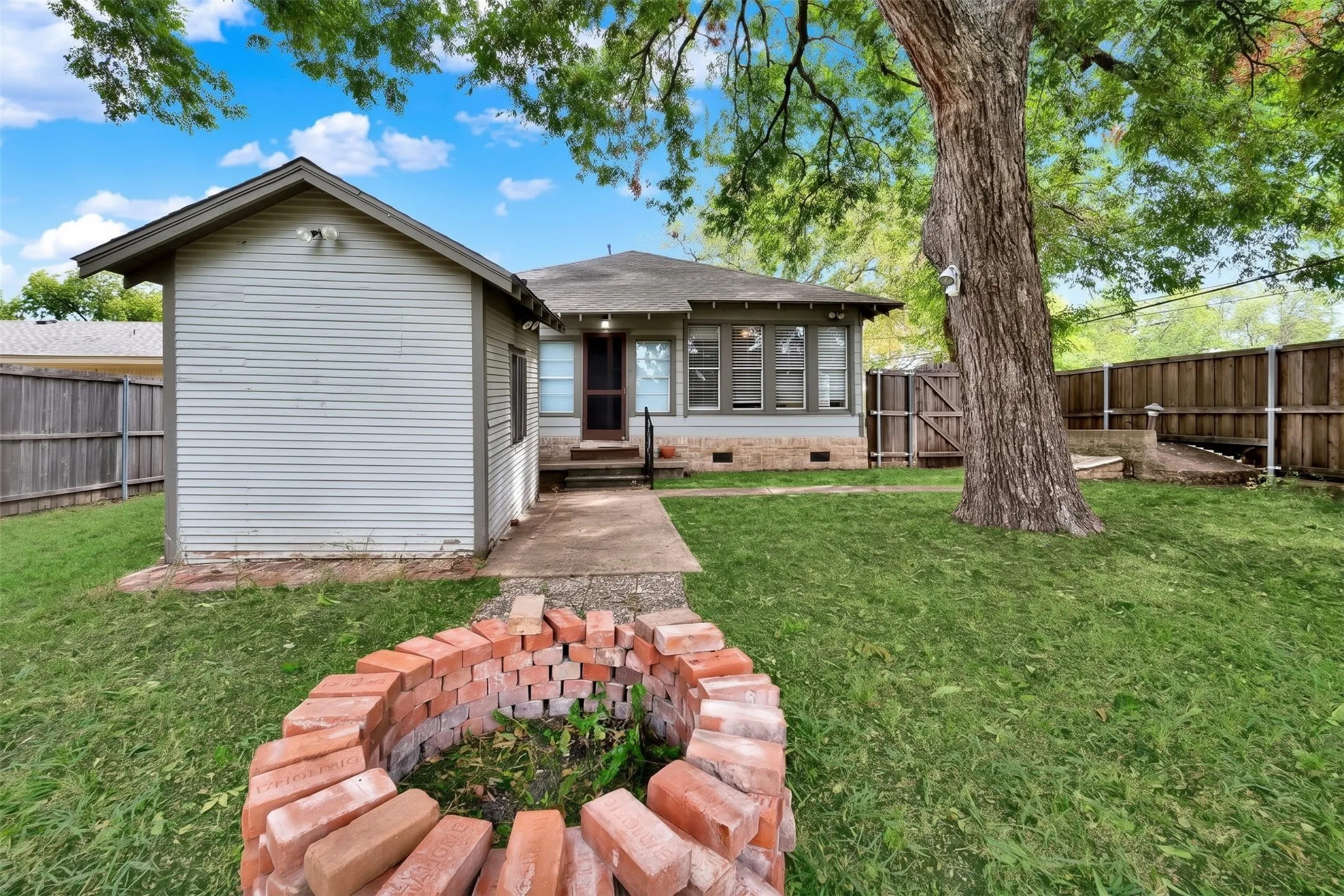 Single Family Residence For Sale in Collin County , 411 S Colorado Street, Celina, Texas 75009, 2 Bedroom, 1 Bathroom, Garage spaces, 1,008 Sqft, built in 1945, mls#21398706, Real Estate Agent in Celina, Homes For Sale in Collin county, Homes For Sale in Celina, Realtor in Celina Texas, Real Estate Brokerage Independent Realty Texas, Luminita Cordes Realtor