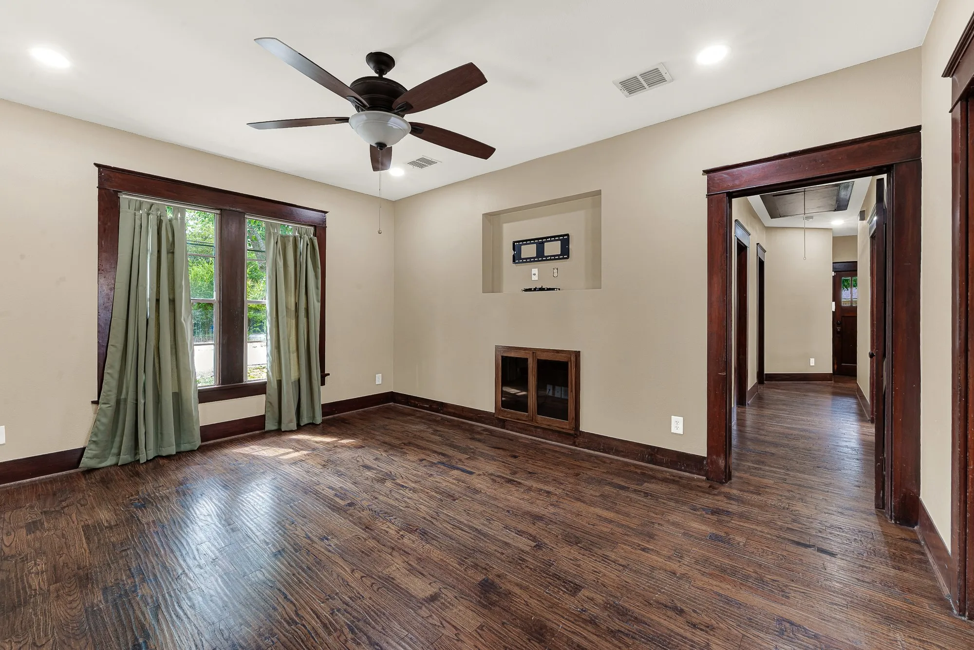 Single Family Residence For Sale in Collin County , 411 S Colorado Street, Celina, Texas 75009, 2 Bedroom, 1 Bathroom, Garage spaces, 1,008 Sqft, built in 1945, mls#21398706, Real Estate Agent in Celina, Homes For Sale in Collin county, Homes For Sale in Celina, Realtor in Celina Texas, Real Estate Brokerage Independent Realty Texas, Luminita Cordes Realtor