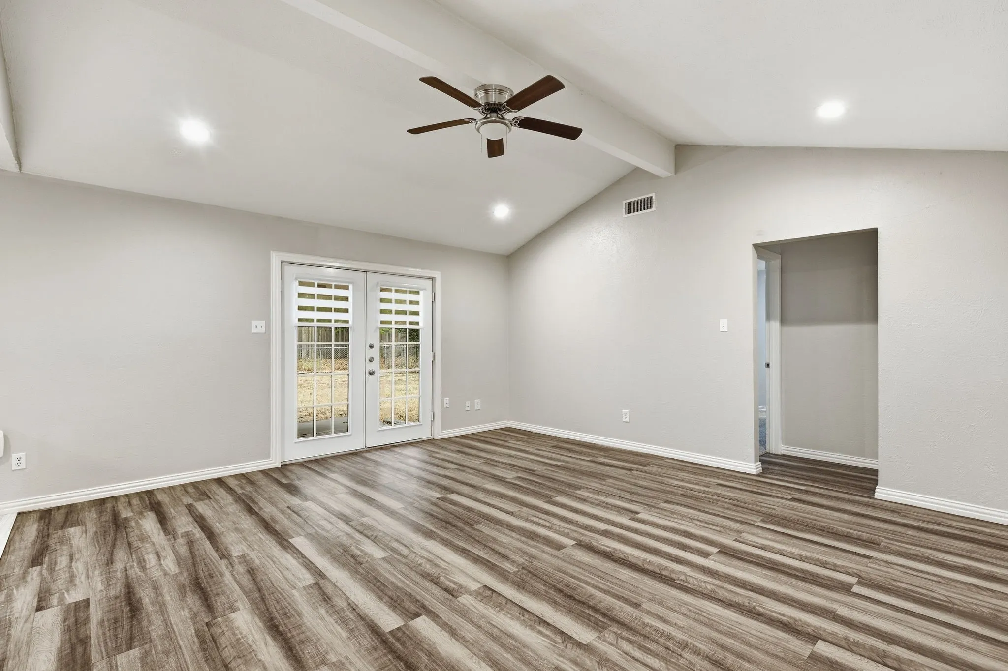 Single Family Residence For Sale in Dallas County , 1312 Greenway Drive, Mesquite, Texas 75149, 3 Bedroom, 3 Bathroom, 2 Garage spaces, 1,258 Sqft, built in 1961, mls#21399739, Real Estate Agent in Mesquite, Homes For Sale in Dallas county, Homes For Sale in Mesquite, Realtor in Mesquite Texas, Real Estate Brokerage Independent Realty Texas, Luminita Cordes Realtor