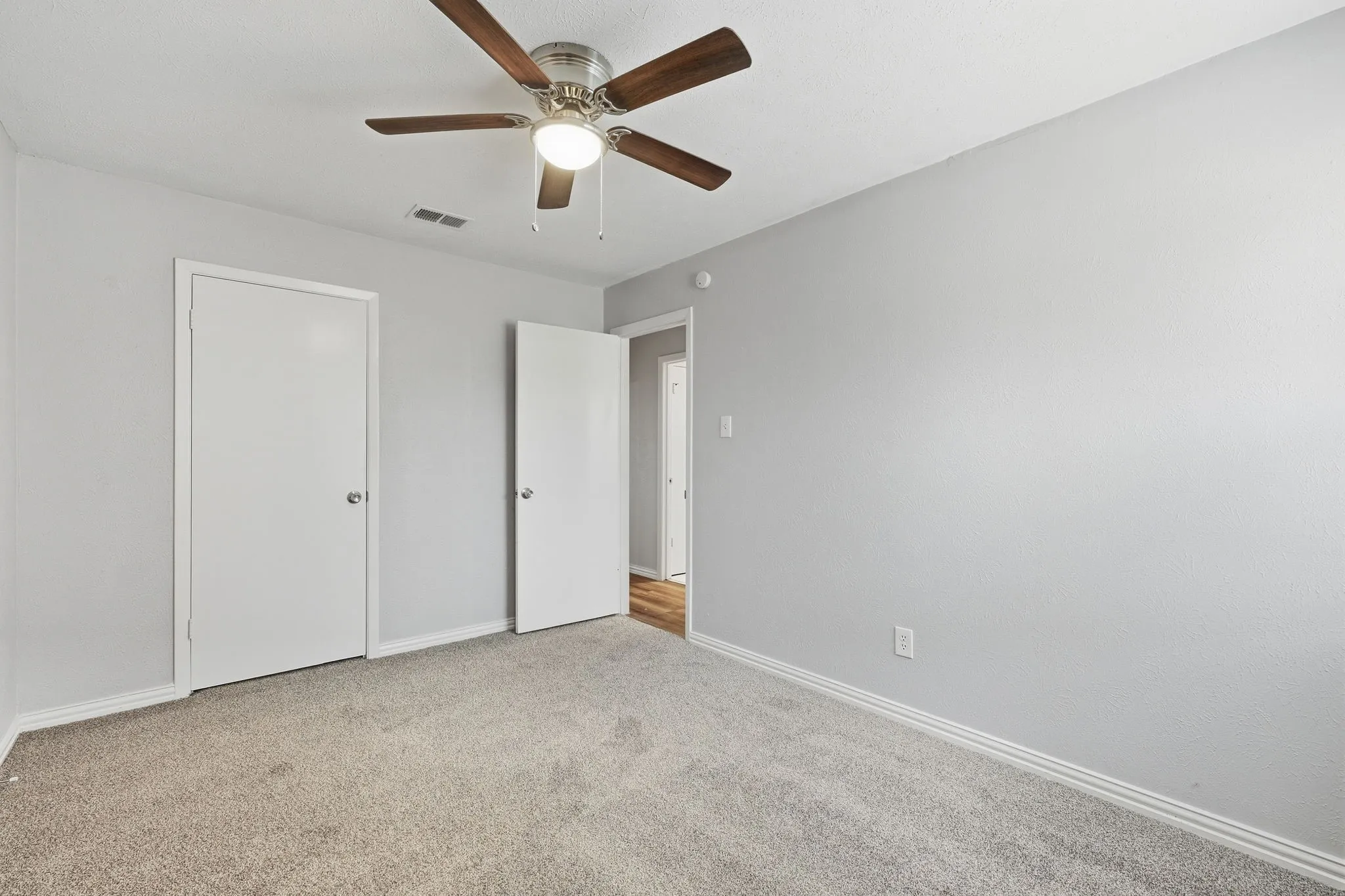 Single Family Residence For Sale in Dallas County , 1312 Greenway Drive, Mesquite, Texas 75149, 3 Bedroom, 3 Bathroom, 2 Garage spaces, 1,258 Sqft, built in 1961, mls#21399739, Real Estate Agent in Mesquite, Homes For Sale in Dallas county, Homes For Sale in Mesquite, Realtor in Mesquite Texas, Real Estate Brokerage Independent Realty Texas, Luminita Cordes Realtor