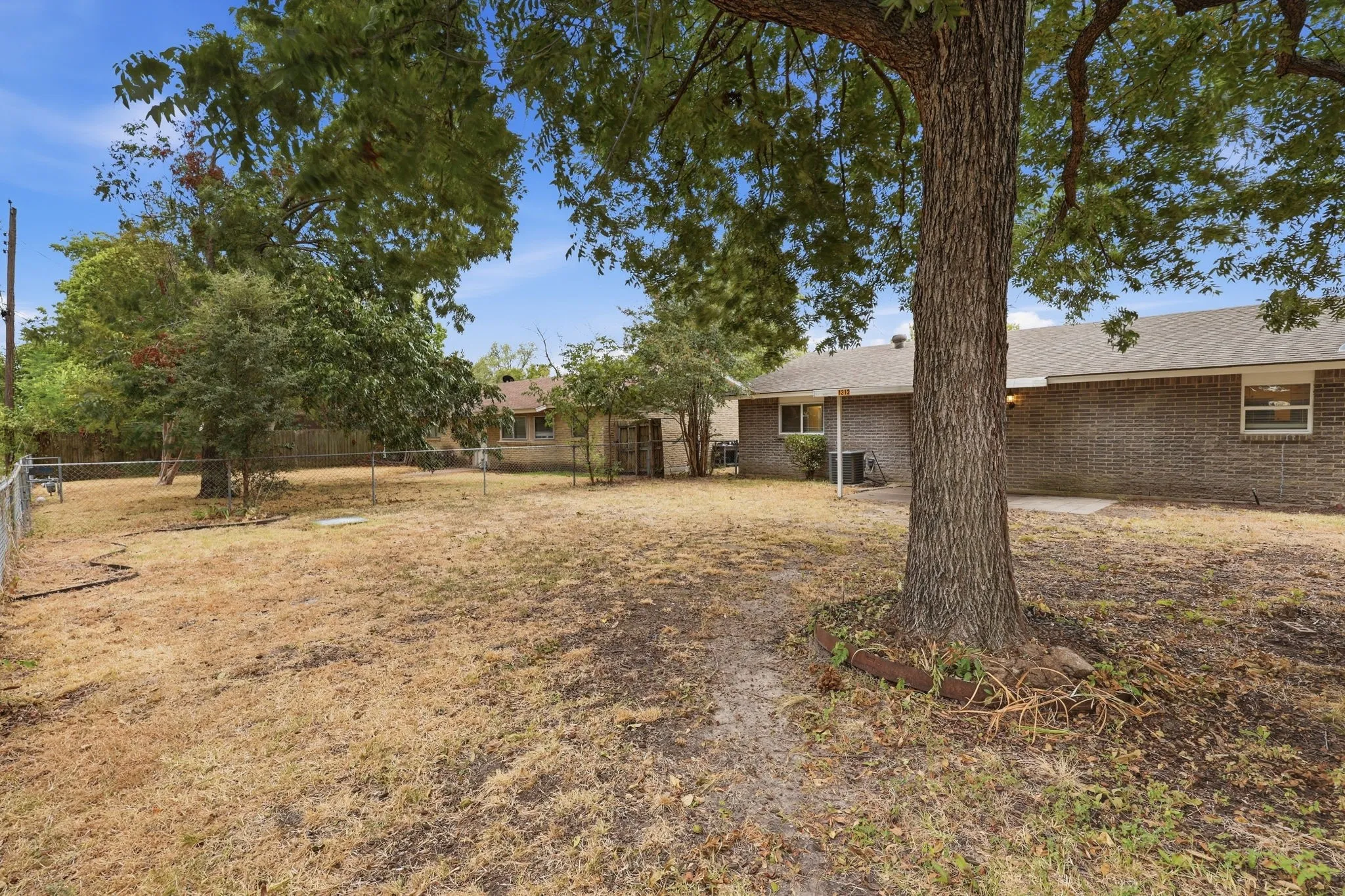 Single Family Residence For Sale in Dallas County , 1312 Greenway Drive, Mesquite, Texas 75149, 3 Bedroom, 3 Bathroom, 2 Garage spaces, 1,258 Sqft, built in 1961, mls#21399739, Real Estate Agent in Mesquite, Homes For Sale in Dallas county, Homes For Sale in Mesquite, Realtor in Mesquite Texas, Real Estate Brokerage Independent Realty Texas, Luminita Cordes Realtor