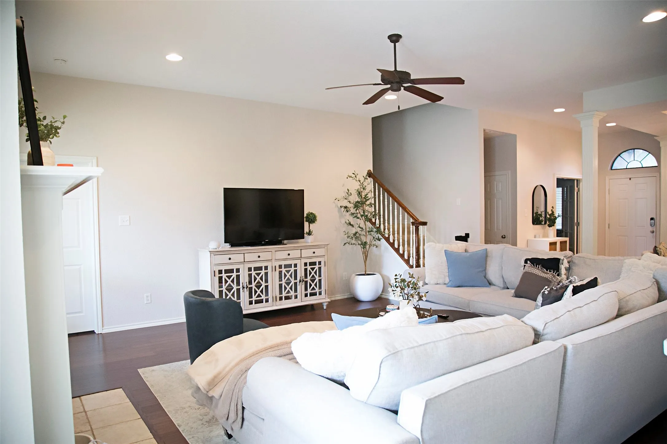 Single Family Residence For Rent in Tarrant County , 7416 Rolling Hills Drive, Benbrook, Texas 76126, 4 Bedroom, 4 Bathroom, 2 Garage spaces, 2,729 Sqft, built in 2005, mls#21402675, Real Estate Agent in Benbrook, Homes For Rent in Tarrant county, Homes For Rent in Benbrook, Realtor in Benbrook Texas, Real Estate Brokerage Independent Realty Texas, Luminita Cordes Realtor