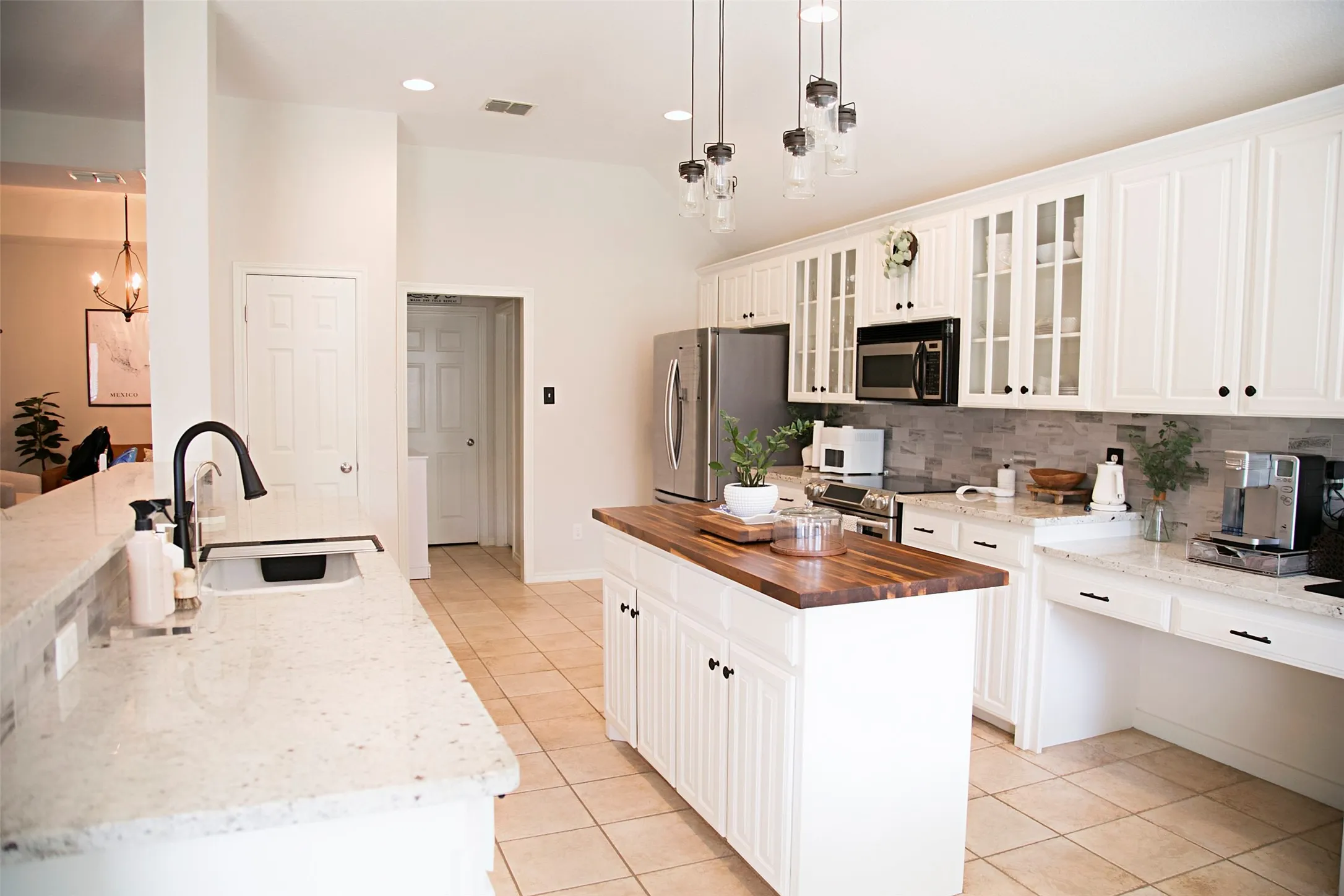 Single Family Residence For Rent in Tarrant County , 7416 Rolling Hills Drive, Benbrook, Texas 76126, 4 Bedroom, 4 Bathroom, 2 Garage spaces, 2,729 Sqft, built in 2005, mls#21402675, Real Estate Agent in Benbrook, Homes For Rent in Tarrant county, Homes For Rent in Benbrook, Realtor in Benbrook Texas, Real Estate Brokerage Independent Realty Texas, Luminita Cordes Realtor