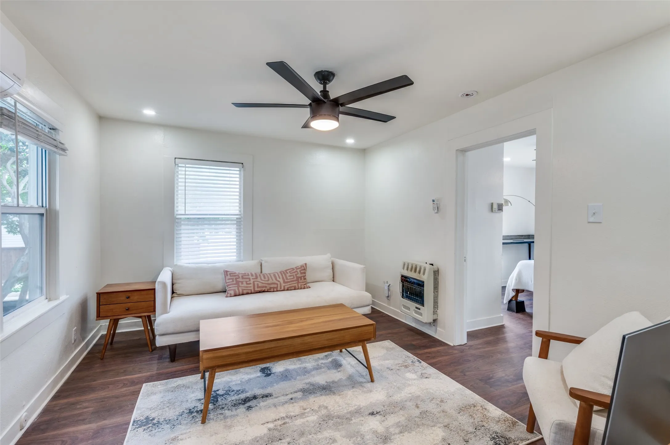 Single Family Residence For Rent in Tarrant County , 2508 Hulen Street 2, Fort Worth, Texas 76107, 1 Bedroom, 1 Bathroom, 2 Garage spaces, 550 Sqft, built in 1935, mls#21402667, Real Estate Agent in Fort Worth, Homes For Rent in Tarrant county, Homes For Rent in Fort Worth, Realtor in Fort Worth Texas, Real Estate Brokerage Independent Realty Texas, Luminita Cordes Realtor