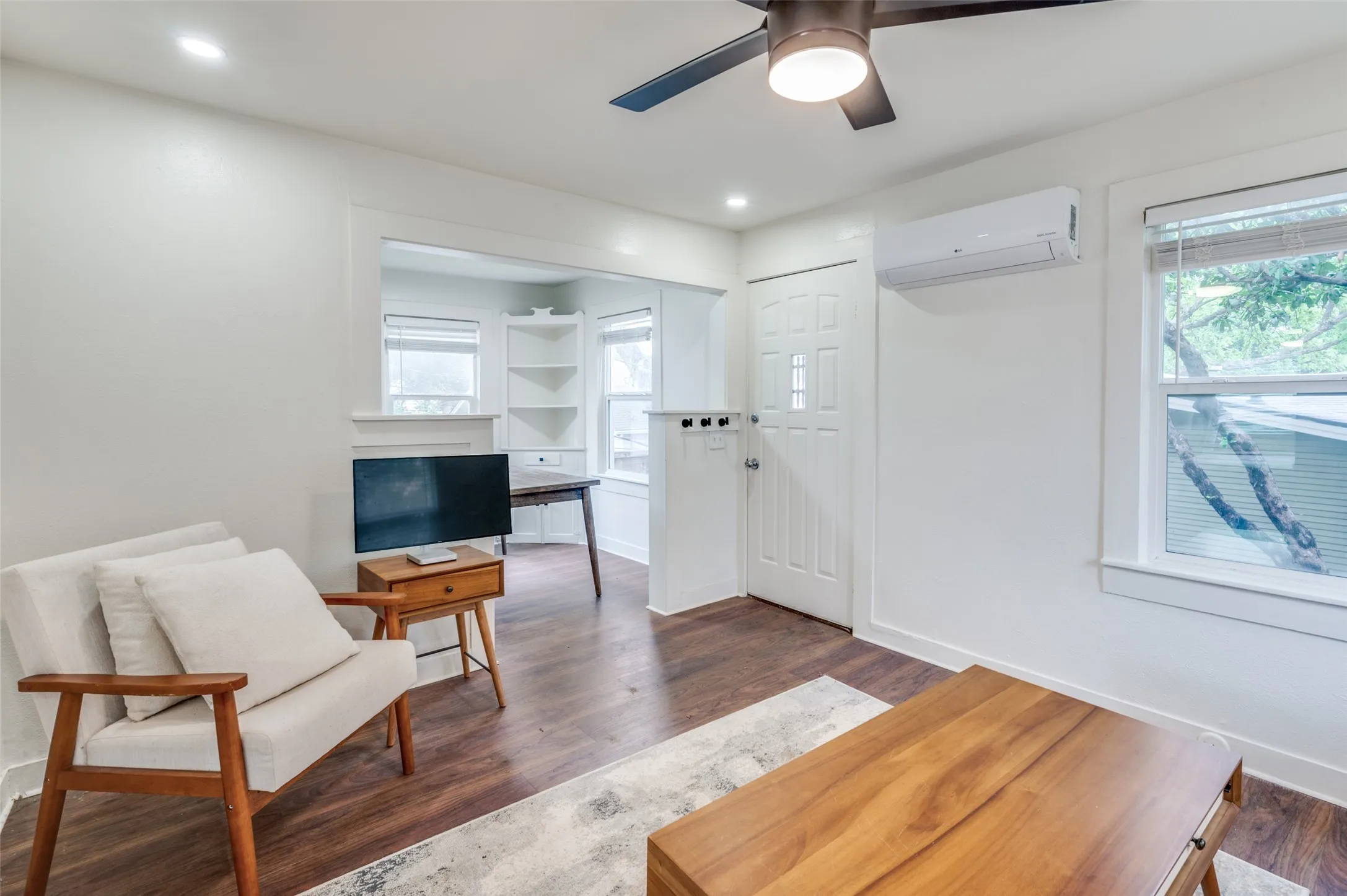 Single Family Residence For Rent in Tarrant County , 2508 Hulen Street 2, Fort Worth, Texas 76107, 1 Bedroom, 1 Bathroom, 2 Garage spaces, 550 Sqft, built in 1935, mls#21402667, Real Estate Agent in Fort Worth, Homes For Rent in Tarrant county, Homes For Rent in Fort Worth, Realtor in Fort Worth Texas, Real Estate Brokerage Independent Realty Texas, Luminita Cordes Realtor
