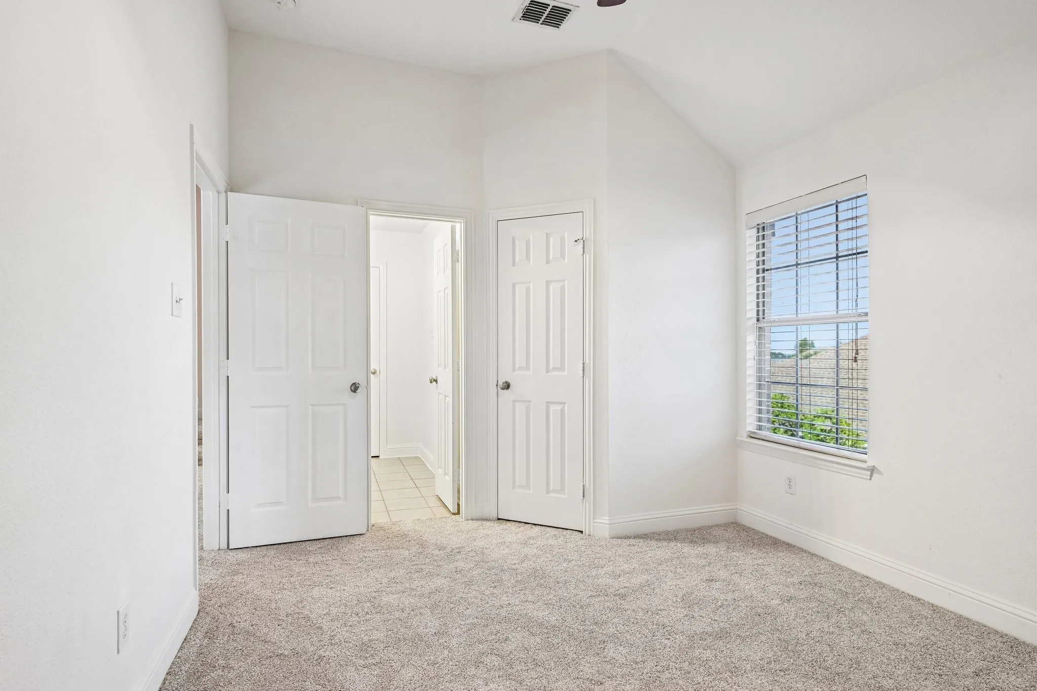 Single Family Residence For Rent in Dallas County , 6006 Shadywood Lane, Garland, Texas 75043, 5 Bedroom, 3 Bathroom, 2 Garage spaces, 3,243 Sqft, built in 2007, mls#21402676, Real Estate Agent in Garland, Homes For Rent in Dallas county, Homes For Rent in Garland, Realtor in Garland Texas, Real Estate Brokerage Independent Realty Texas, Luminita Cordes Realtor