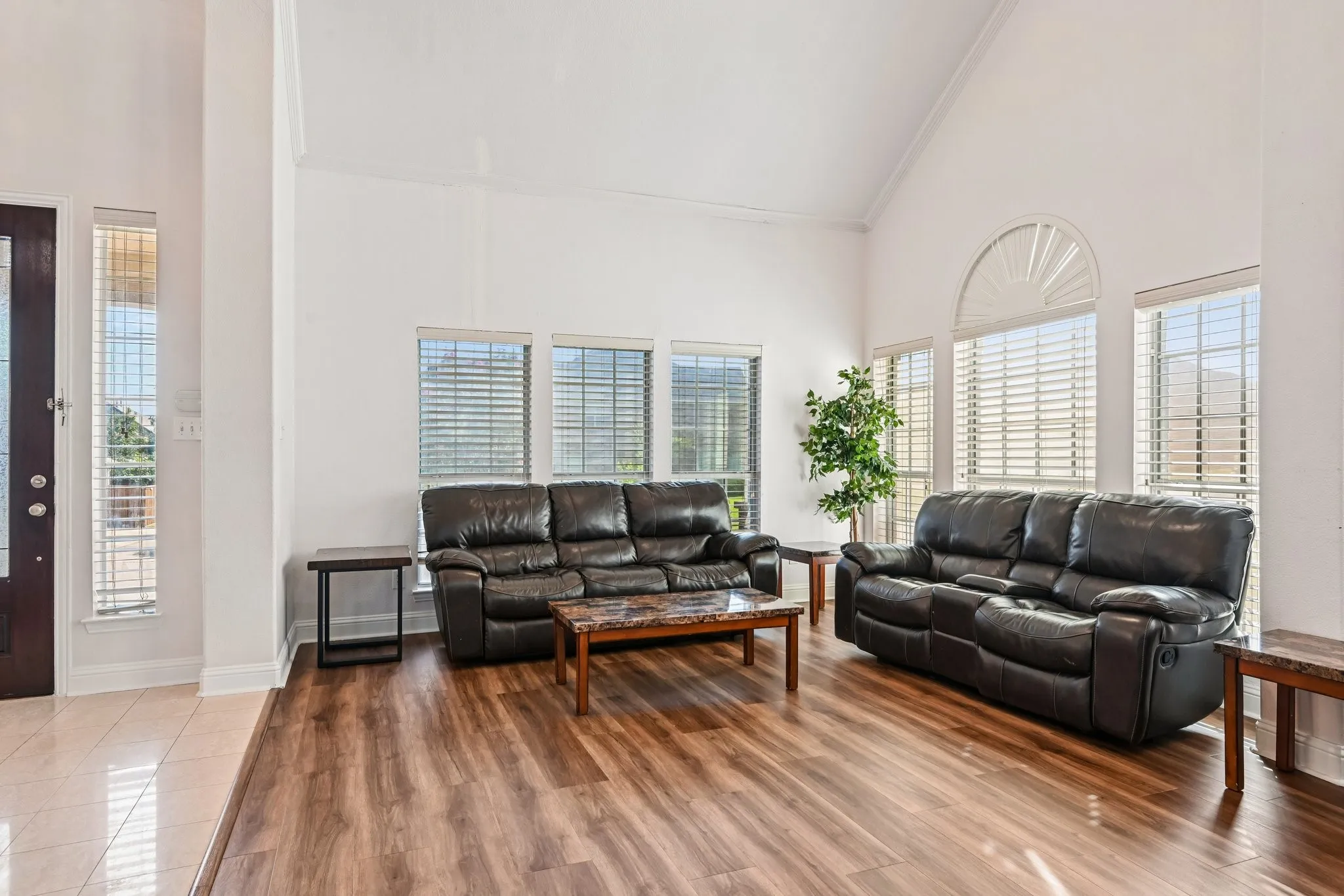 Single Family Residence For Rent in Dallas County , 6006 Shadywood Lane, Garland, Texas 75043, 5 Bedroom, 3 Bathroom, 2 Garage spaces, 3,243 Sqft, built in 2007, mls#21402676, Real Estate Agent in Garland, Homes For Rent in Dallas county, Homes For Rent in Garland, Realtor in Garland Texas, Real Estate Brokerage Independent Realty Texas, Luminita Cordes Realtor