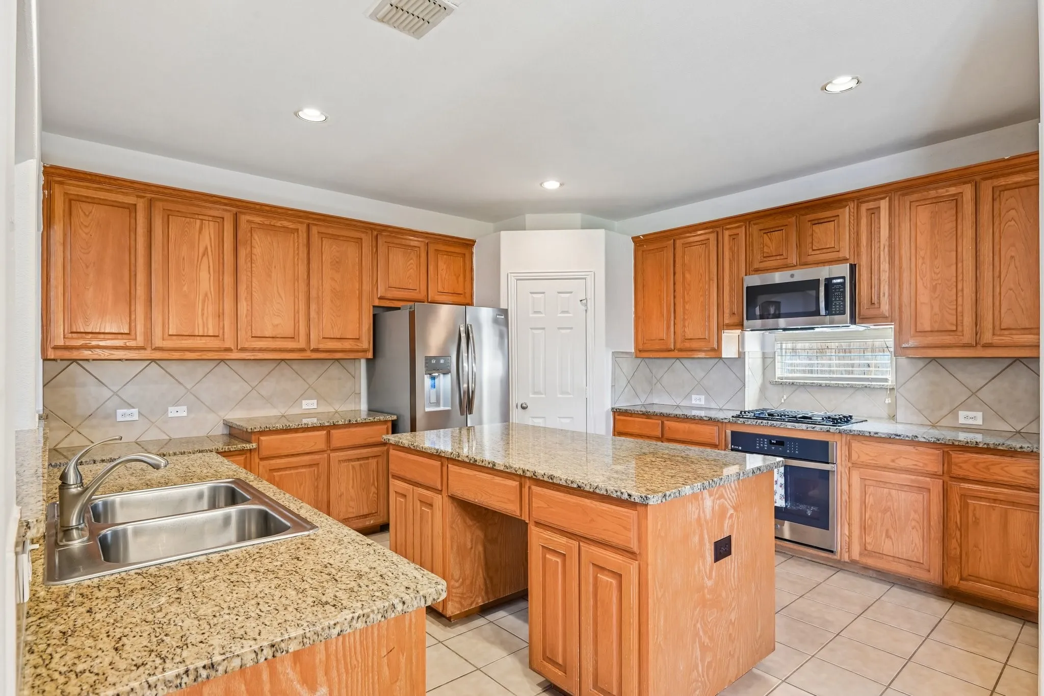 Single Family Residence For Rent in Dallas County , 6006 Shadywood Lane, Garland, Texas 75043, 5 Bedroom, 3 Bathroom, 2 Garage spaces, 3,243 Sqft, built in 2007, mls#21402676, Real Estate Agent in Garland, Homes For Rent in Dallas county, Homes For Rent in Garland, Realtor in Garland Texas, Real Estate Brokerage Independent Realty Texas, Luminita Cordes Realtor