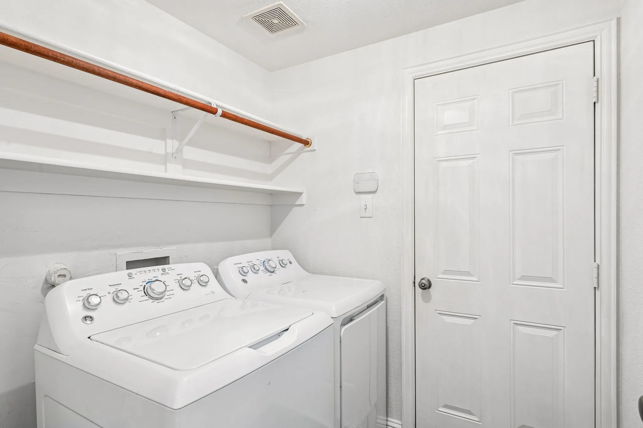 Single Family Residence For Rent in Dallas County , 6006 Shadywood Lane, Garland, Texas 75043, 5 Bedroom, 3 Bathroom, 2 Garage spaces, 3,243 Sqft, built in 2007, mls#21402676, Real Estate Agent in Garland, Homes For Rent in Dallas county, Homes For Rent in Garland, Realtor in Garland Texas, Real Estate Brokerage Independent Realty Texas, Luminita Cordes Realtor