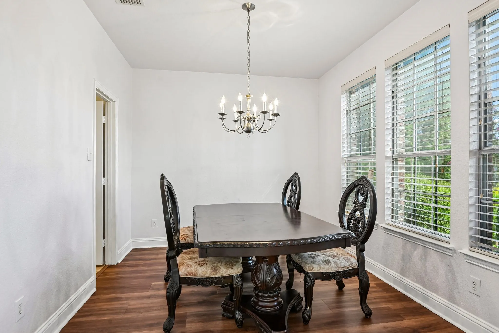Single Family Residence For Rent in Dallas County , 6006 Shadywood Lane, Garland, Texas 75043, 5 Bedroom, 3 Bathroom, 2 Garage spaces, 3,243 Sqft, built in 2007, mls#21402676, Real Estate Agent in Garland, Homes For Rent in Dallas county, Homes For Rent in Garland, Realtor in Garland Texas, Real Estate Brokerage Independent Realty Texas, Luminita Cordes Realtor
