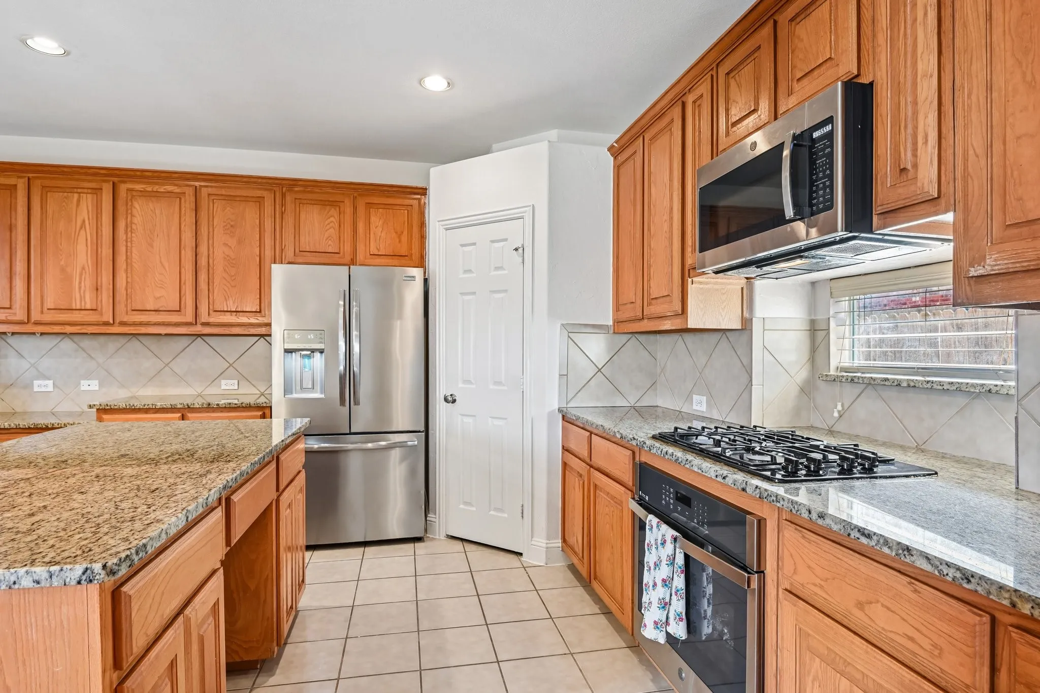 Single Family Residence For Rent in Dallas County , 6006 Shadywood Lane, Garland, Texas 75043, 5 Bedroom, 3 Bathroom, 2 Garage spaces, 3,243 Sqft, built in 2007, mls#21402676, Real Estate Agent in Garland, Homes For Rent in Dallas county, Homes For Rent in Garland, Realtor in Garland Texas, Real Estate Brokerage Independent Realty Texas, Luminita Cordes Realtor