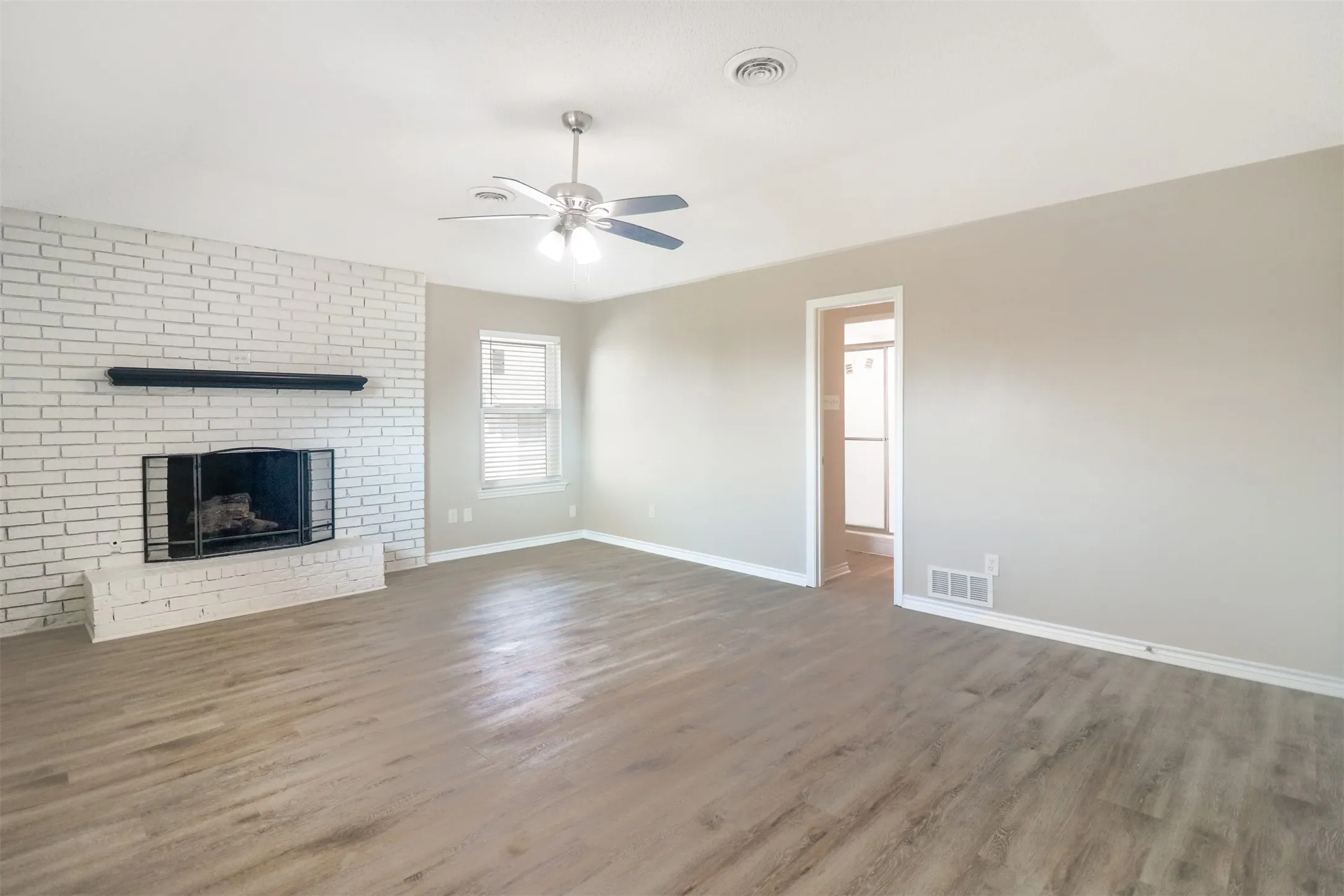 Duplex For Rent in Dallas County , 2179 Southern Place A, Carrollton, Texas 75006, 3 Bedroom, 3 Bathroom, 2 Garage spaces, 1,821 Sqft, built in 1980, mls#21402673, Real Estate Agent in Carrollton, Homes For Rent in Dallas county, Homes For Rent in Carrollton, Realtor in Carrollton Texas, Real Estate Brokerage Independent Realty Texas, Luminita Cordes Realtor