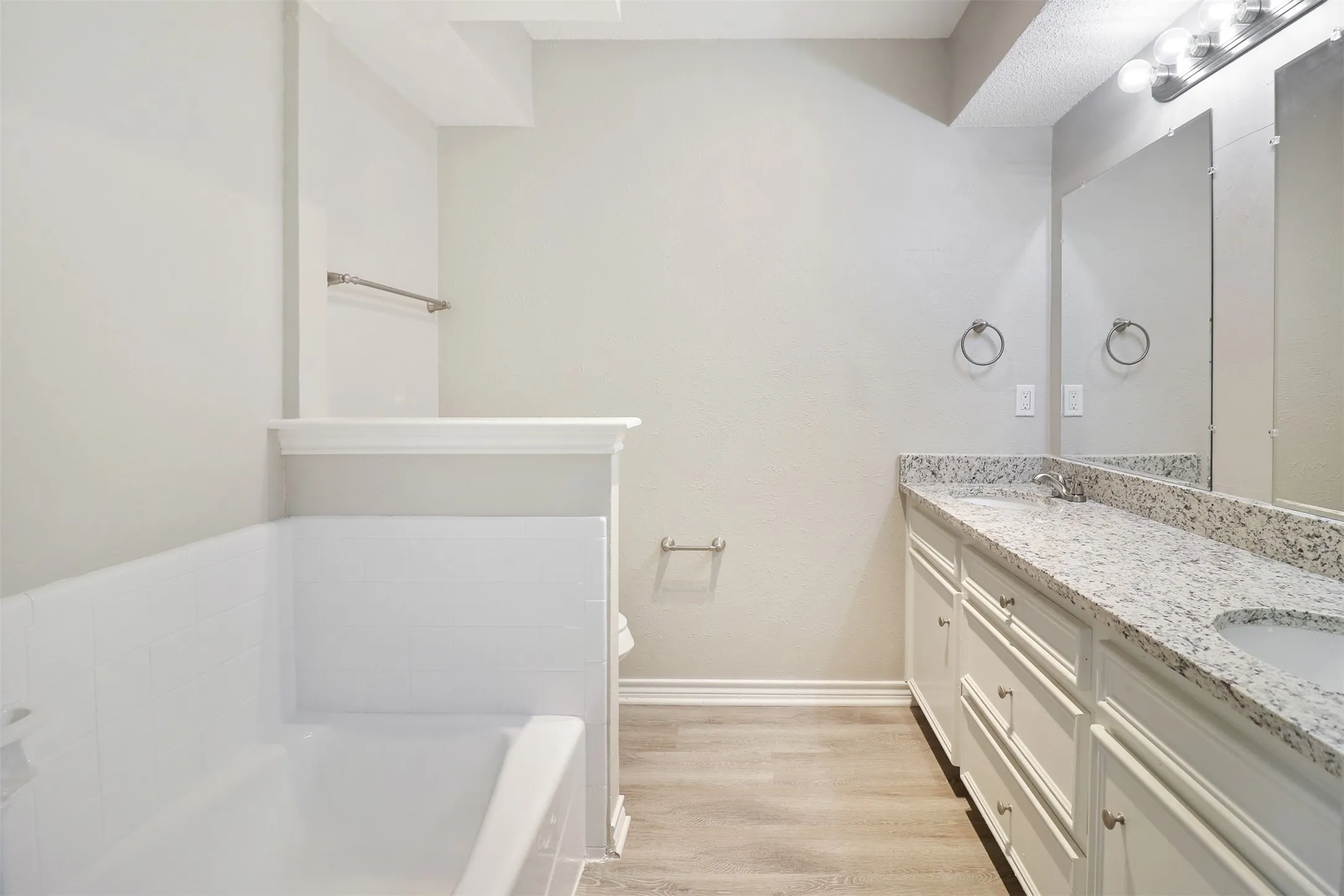 Duplex For Rent in Dallas County , 2179 Southern Place A, Carrollton, Texas 75006, 3 Bedroom, 3 Bathroom, 2 Garage spaces, 1,821 Sqft, built in 1980, mls#21402673, Real Estate Agent in Carrollton, Homes For Rent in Dallas county, Homes For Rent in Carrollton, Realtor in Carrollton Texas, Real Estate Brokerage Independent Realty Texas, Luminita Cordes Realtor