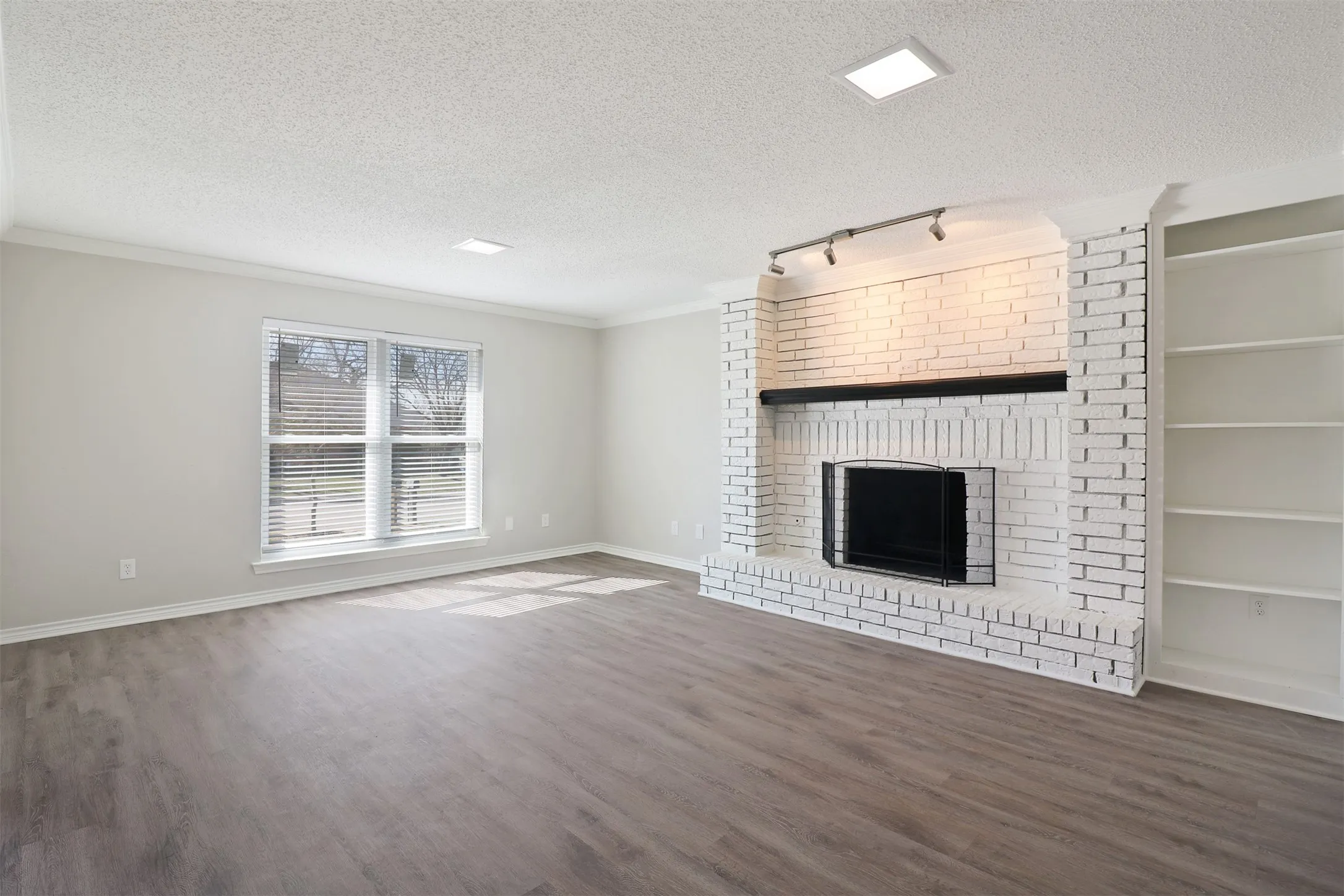 Duplex For Rent in Dallas County , 2179 Southern Place A, Carrollton, Texas 75006, 3 Bedroom, 3 Bathroom, 2 Garage spaces, 1,821 Sqft, built in 1980, mls#21402673, Real Estate Agent in Carrollton, Homes For Rent in Dallas county, Homes For Rent in Carrollton, Realtor in Carrollton Texas, Real Estate Brokerage Independent Realty Texas, Luminita Cordes Realtor