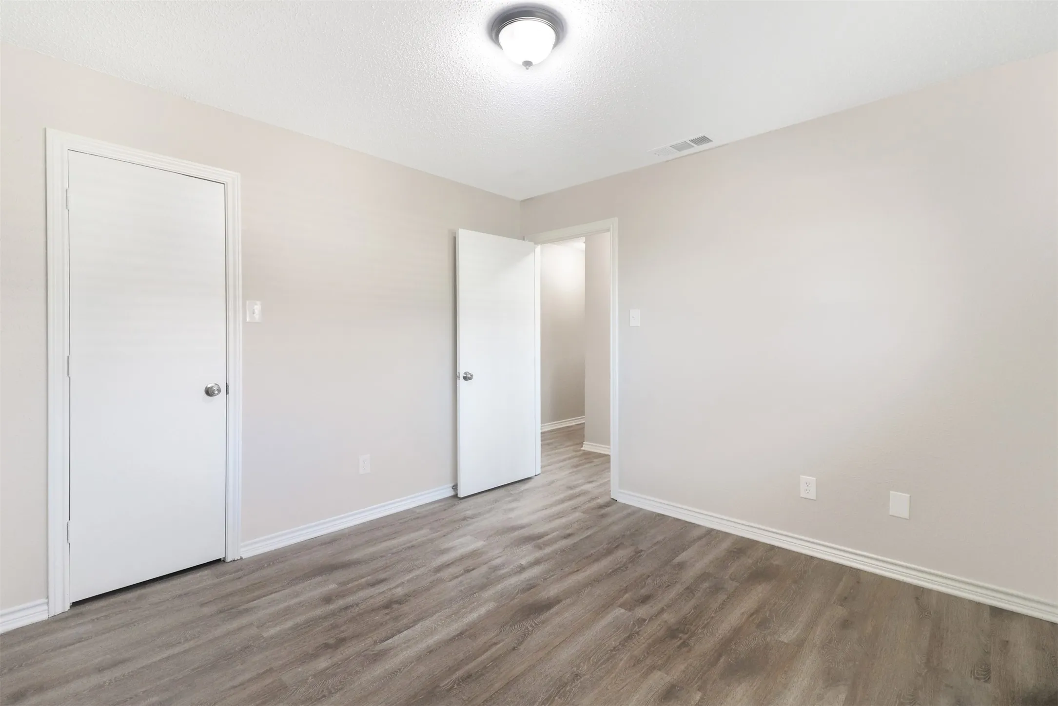 Duplex For Rent in Dallas County , 2179 Southern Place A, Carrollton, Texas 75006, 3 Bedroom, 3 Bathroom, 2 Garage spaces, 1,821 Sqft, built in 1980, mls#21402673, Real Estate Agent in Carrollton, Homes For Rent in Dallas county, Homes For Rent in Carrollton, Realtor in Carrollton Texas, Real Estate Brokerage Independent Realty Texas, Luminita Cordes Realtor