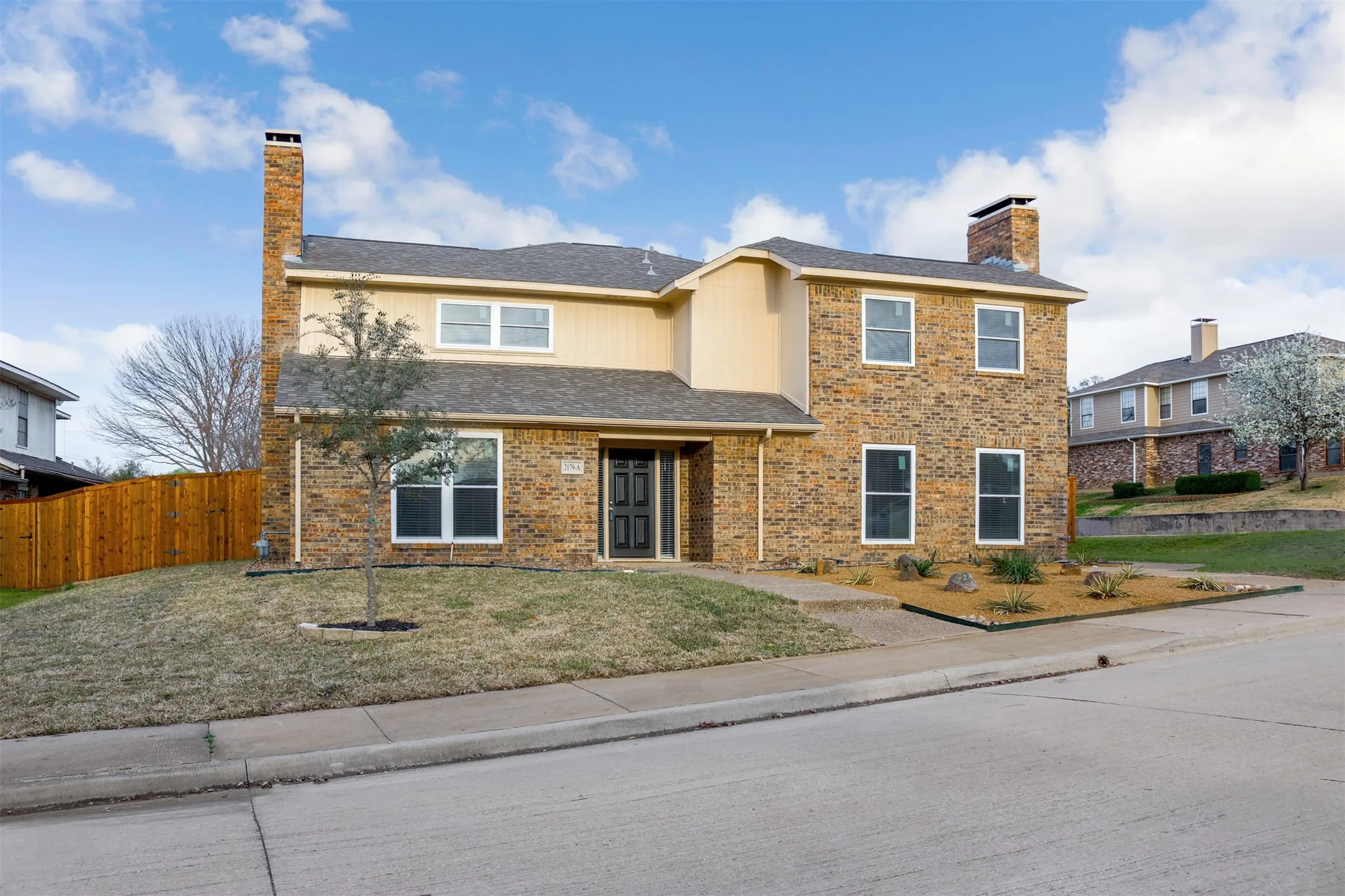 Duplex For Rent in Dallas County , 2179 Southern Place A, Carrollton, Texas 75006, 3 Bedroom, 3 Bathroom, 2 Garage spaces, 1,821 Sqft, built in 1980, mls#21402673, Real Estate Agent in Carrollton, Homes For Rent in Dallas county, Homes For Rent in Carrollton, Realtor in Carrollton Texas, Real Estate Brokerage Independent Realty Texas, Luminita Cordes Realtor