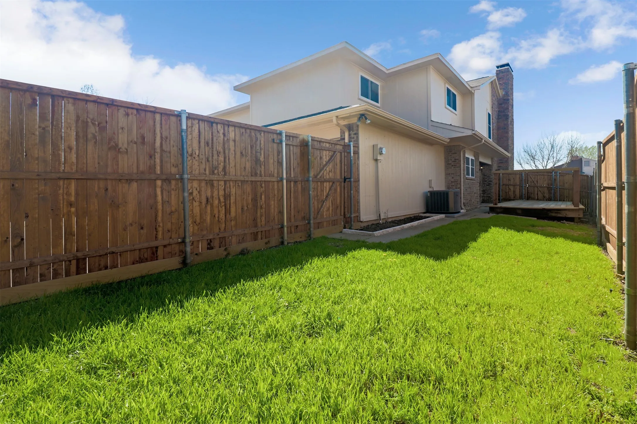 Duplex For Rent in Dallas County , 2179 Southern Place A, Carrollton, Texas 75006, 3 Bedroom, 3 Bathroom, 2 Garage spaces, 1,821 Sqft, built in 1980, mls#21402673, Real Estate Agent in Carrollton, Homes For Rent in Dallas county, Homes For Rent in Carrollton, Realtor in Carrollton Texas, Real Estate Brokerage Independent Realty Texas, Luminita Cordes Realtor