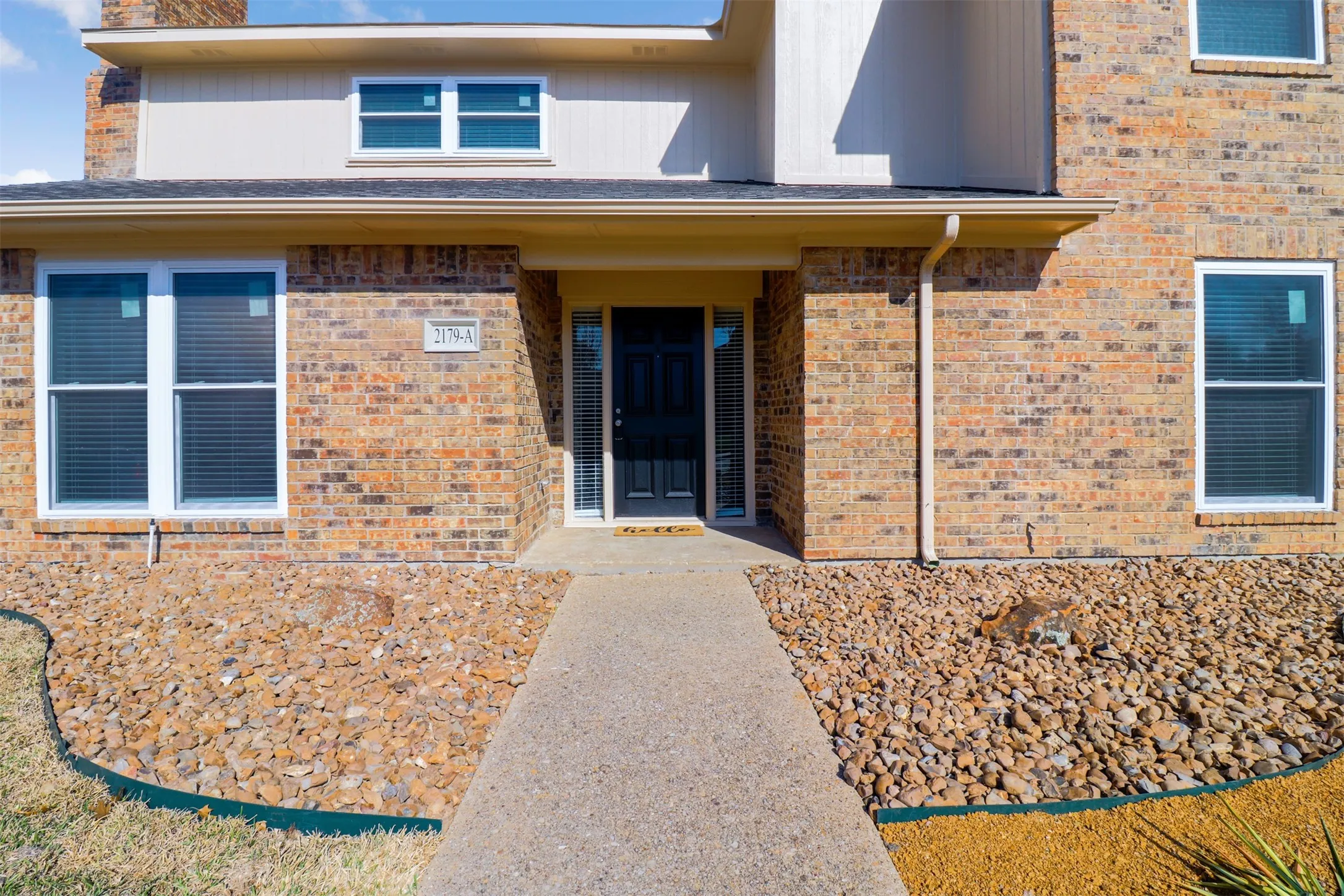 Duplex For Rent in Dallas County , 2179 Southern Place A, Carrollton, Texas 75006, 3 Bedroom, 3 Bathroom, 2 Garage spaces, 1,821 Sqft, built in 1980, mls#21402673, Real Estate Agent in Carrollton, Homes For Rent in Dallas county, Homes For Rent in Carrollton, Realtor in Carrollton Texas, Real Estate Brokerage Independent Realty Texas, Luminita Cordes Realtor