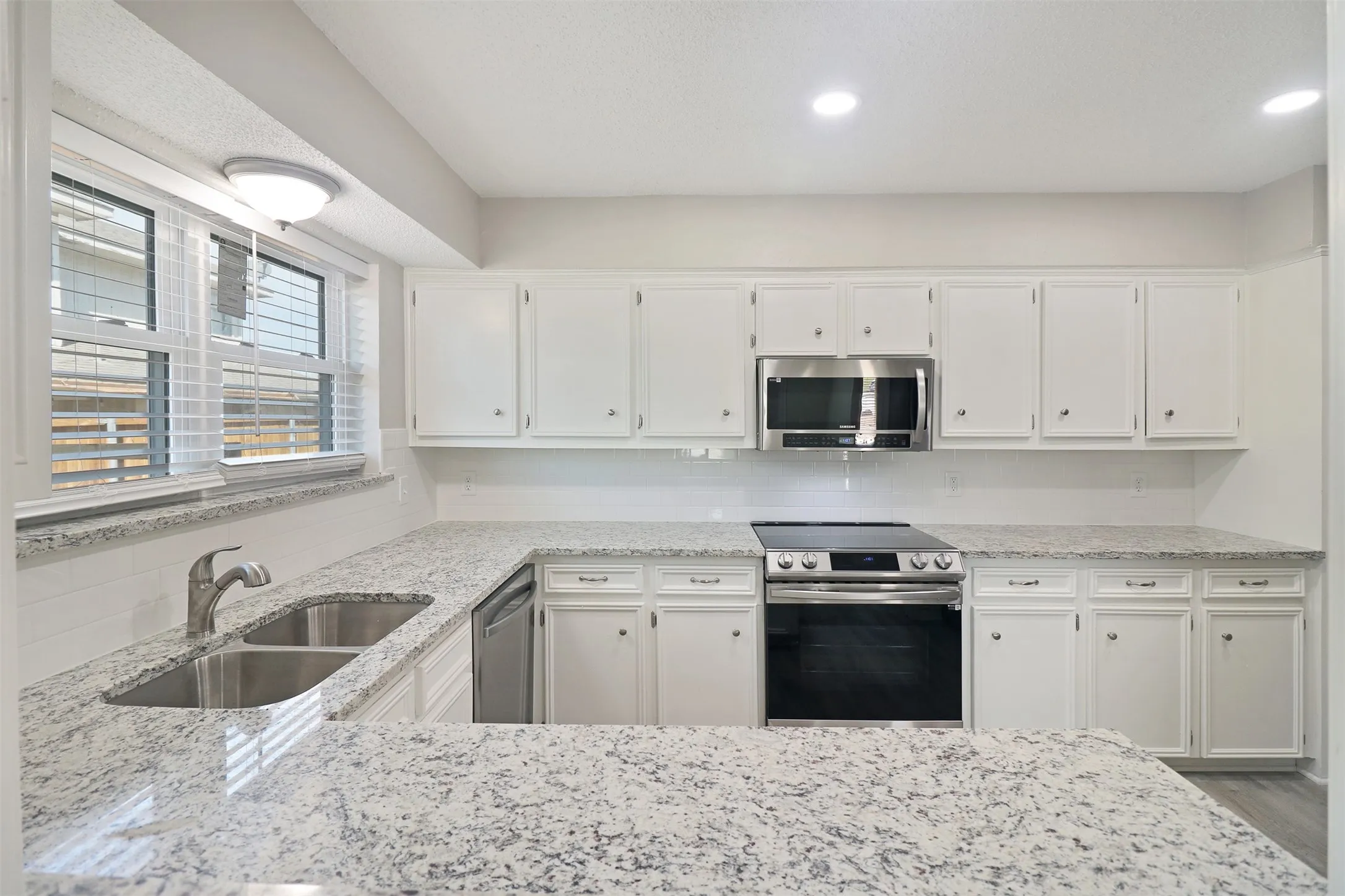 Duplex For Rent in Dallas County , 2179 Southern Place A, Carrollton, Texas 75006, 3 Bedroom, 3 Bathroom, 2 Garage spaces, 1,821 Sqft, built in 1980, mls#21402673, Real Estate Agent in Carrollton, Homes For Rent in Dallas county, Homes For Rent in Carrollton, Realtor in Carrollton Texas, Real Estate Brokerage Independent Realty Texas, Luminita Cordes Realtor