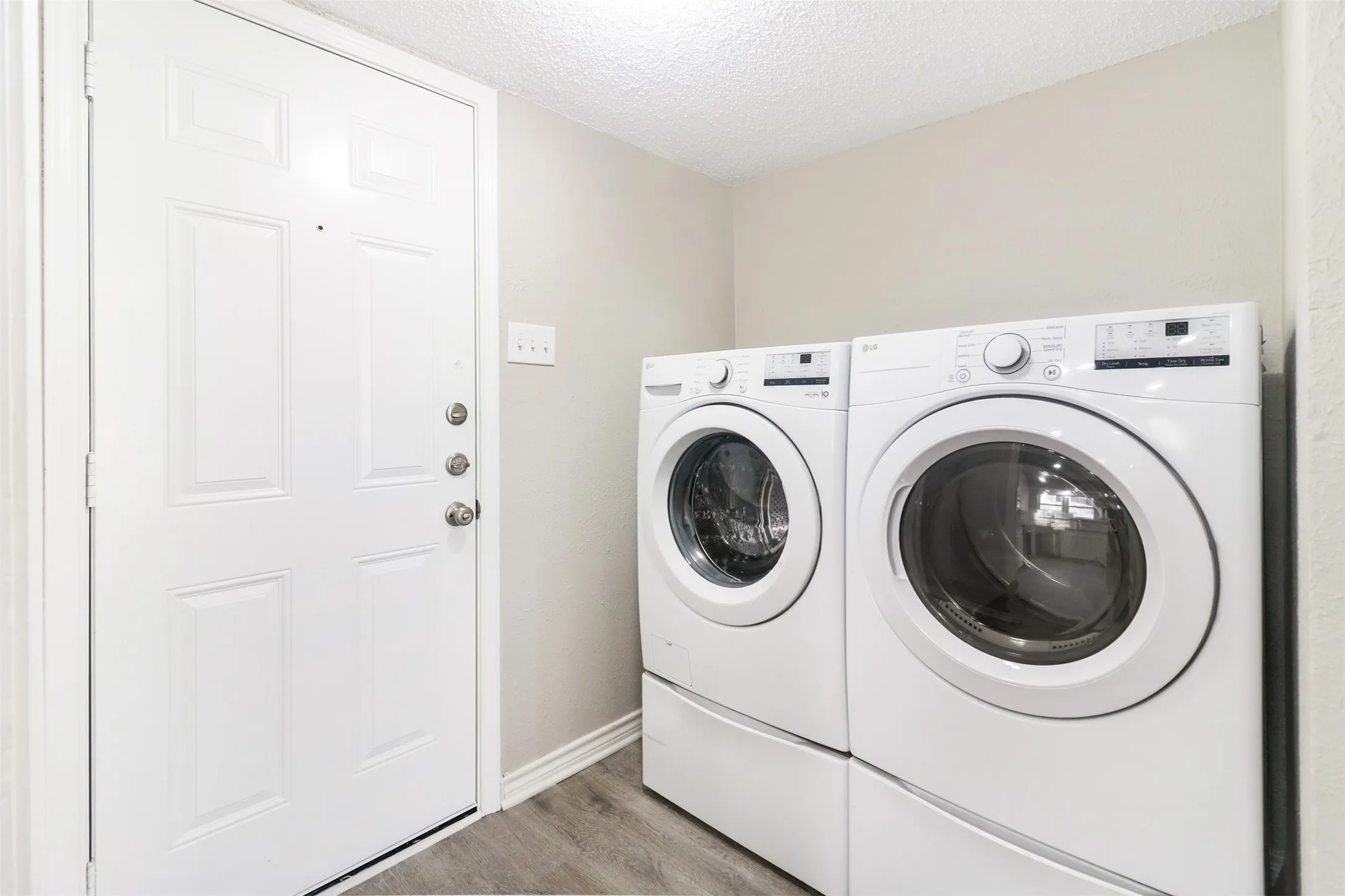 Duplex For Rent in Dallas County , 2179 Southern Place A, Carrollton, Texas 75006, 3 Bedroom, 3 Bathroom, 2 Garage spaces, 1,821 Sqft, built in 1980, mls#21402673, Real Estate Agent in Carrollton, Homes For Rent in Dallas county, Homes For Rent in Carrollton, Realtor in Carrollton Texas, Real Estate Brokerage Independent Realty Texas, Luminita Cordes Realtor