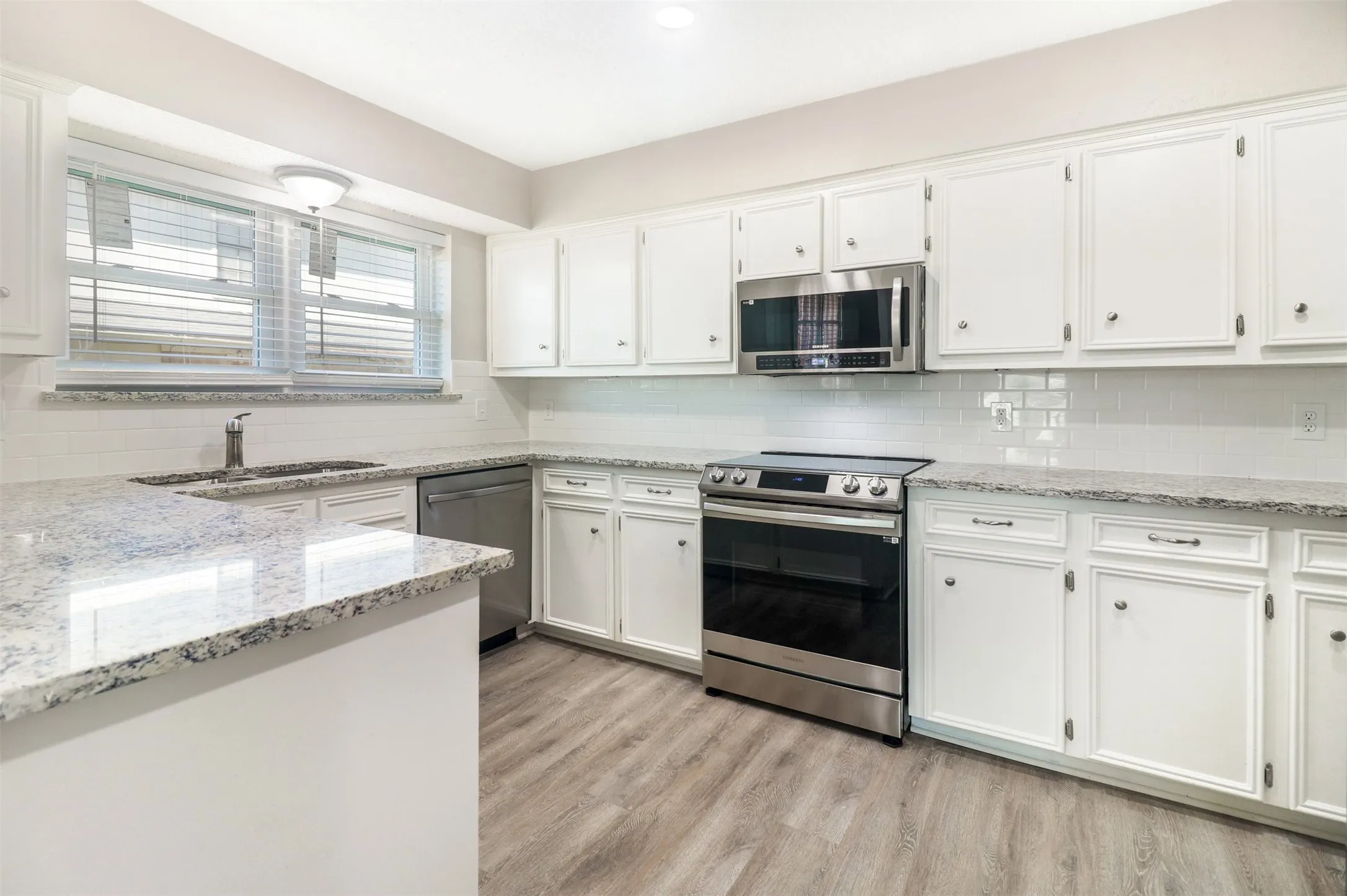 Duplex For Rent in Dallas County , 2179 Southern Place A, Carrollton, Texas 75006, 3 Bedroom, 3 Bathroom, 2 Garage spaces, 1,821 Sqft, built in 1980, mls#21402673, Real Estate Agent in Carrollton, Homes For Rent in Dallas county, Homes For Rent in Carrollton, Realtor in Carrollton Texas, Real Estate Brokerage Independent Realty Texas, Luminita Cordes Realtor