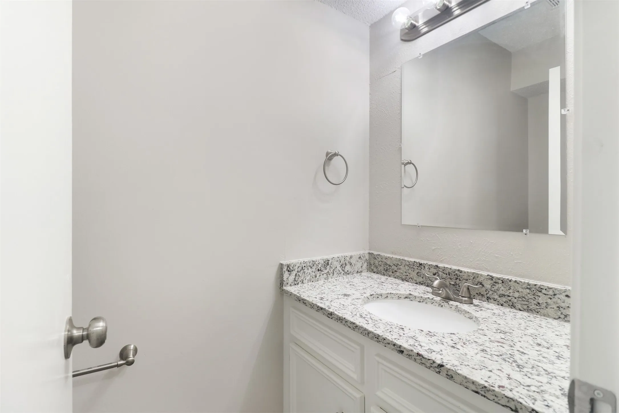 Duplex For Rent in Dallas County , 2179 Southern Place A, Carrollton, Texas 75006, 3 Bedroom, 3 Bathroom, 2 Garage spaces, 1,821 Sqft, built in 1980, mls#21402673, Real Estate Agent in Carrollton, Homes For Rent in Dallas county, Homes For Rent in Carrollton, Realtor in Carrollton Texas, Real Estate Brokerage Independent Realty Texas, Luminita Cordes Realtor