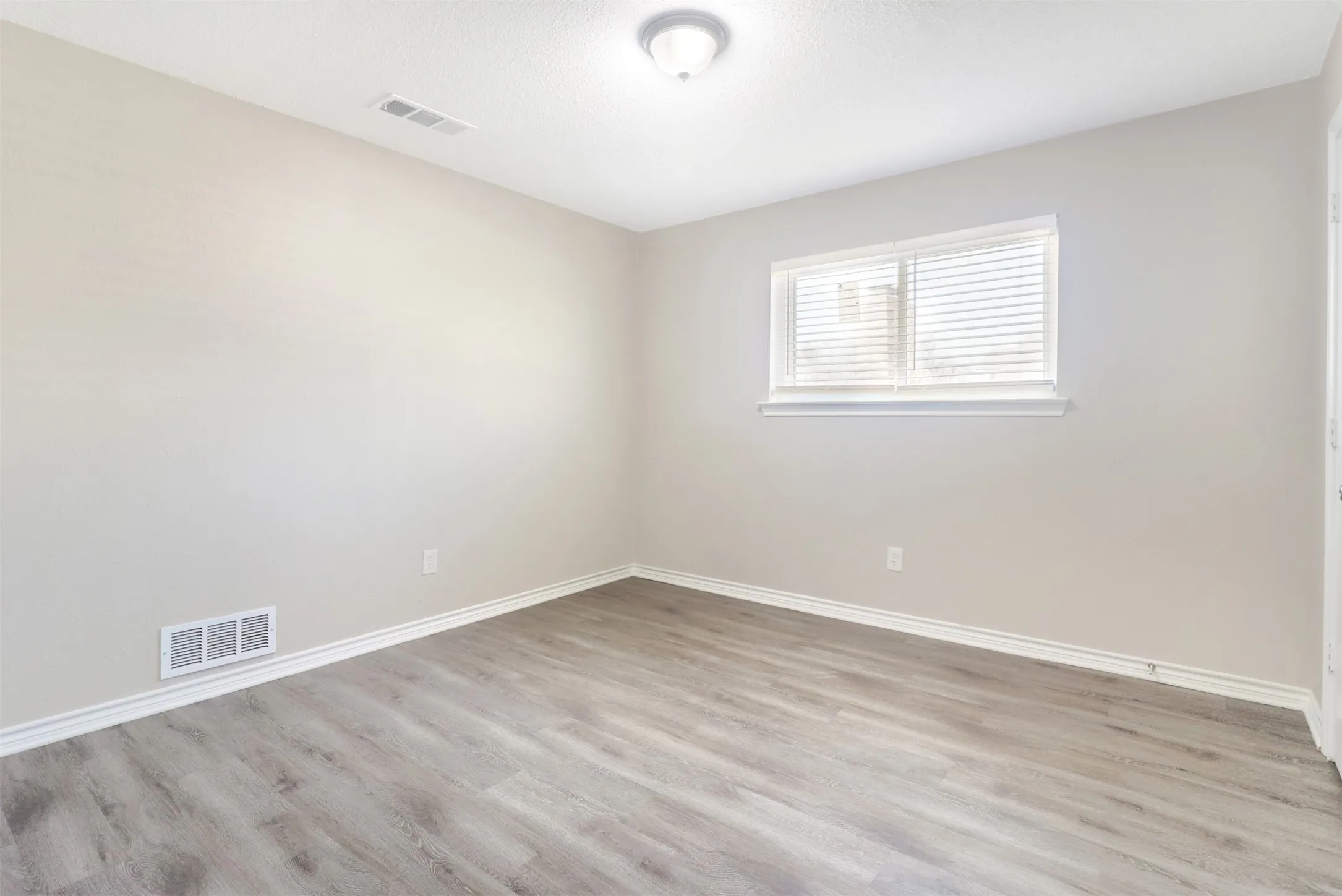 Duplex For Rent in Dallas County , 2179 Southern Place A, Carrollton, Texas 75006, 3 Bedroom, 3 Bathroom, 2 Garage spaces, 1,821 Sqft, built in 1980, mls#21402673, Real Estate Agent in Carrollton, Homes For Rent in Dallas county, Homes For Rent in Carrollton, Realtor in Carrollton Texas, Real Estate Brokerage Independent Realty Texas, Luminita Cordes Realtor