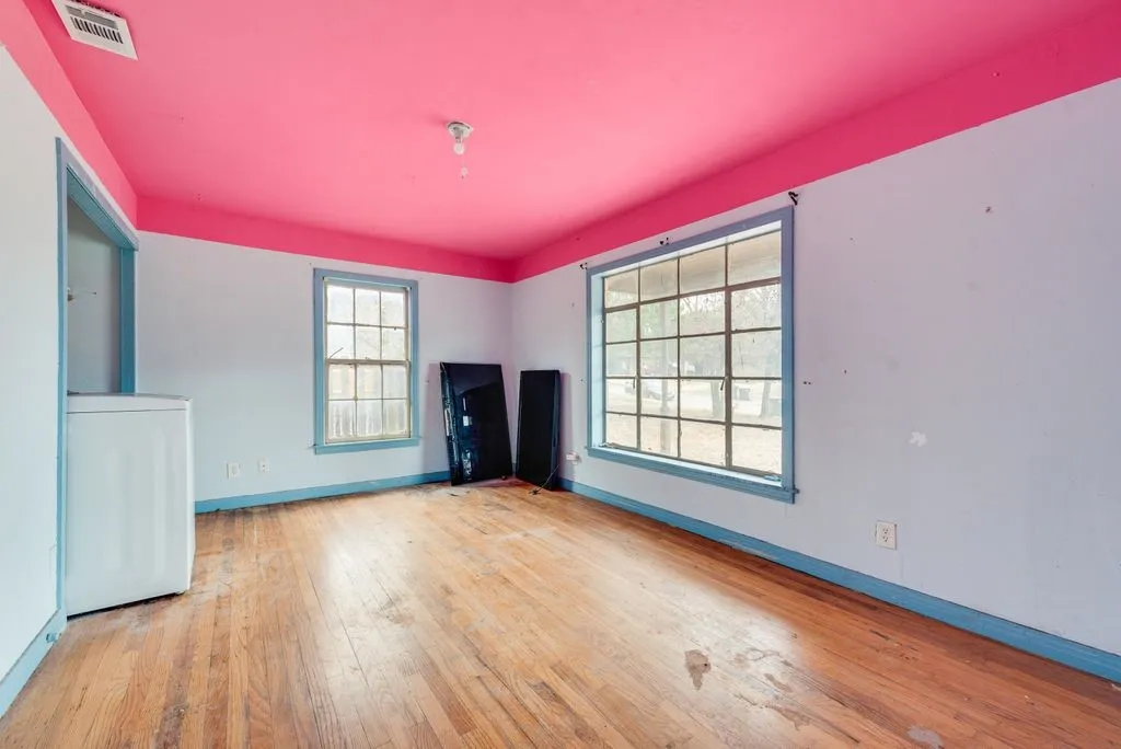 Single Family Residence For Sale in Tarrant County , 2301 Annabelle, Fort Worth, Texas 76119, 4 Bedroom, 2 Bathroom, Garage spaces, 1,556 Sqft, built in 1950, mls#21402685, Real Estate Agent in Fort Worth, Homes For Sale in Tarrant county, Homes For Sale in Fort Worth, Realtor in Fort Worth Texas, Real Estate Brokerage Independent Realty Texas, Luminita Cordes Realtor