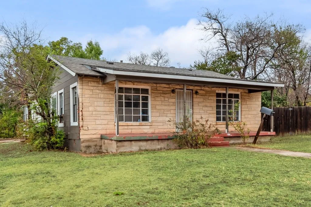 Single Family Residence For Sale in Tarrant County , 2301 Annabelle, Fort Worth, Texas 76119, 4 Bedroom, 2 Bathroom, Garage spaces, 1,556 Sqft, built in 1950, mls#21402685, Real Estate Agent in Fort Worth, Homes For Sale in Tarrant county, Homes For Sale in Fort Worth, Realtor in Fort Worth Texas, Real Estate Brokerage Independent Realty Texas, Luminita Cordes Realtor