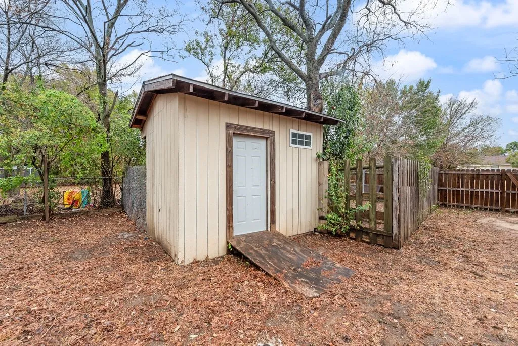 Single Family Residence For Sale in Tarrant County , 2301 Annabelle, Fort Worth, Texas 76119, 4 Bedroom, 2 Bathroom, Garage spaces, 1,556 Sqft, built in 1950, mls#21402685, Real Estate Agent in Fort Worth, Homes For Sale in Tarrant county, Homes For Sale in Fort Worth, Realtor in Fort Worth Texas, Real Estate Brokerage Independent Realty Texas, Luminita Cordes Realtor