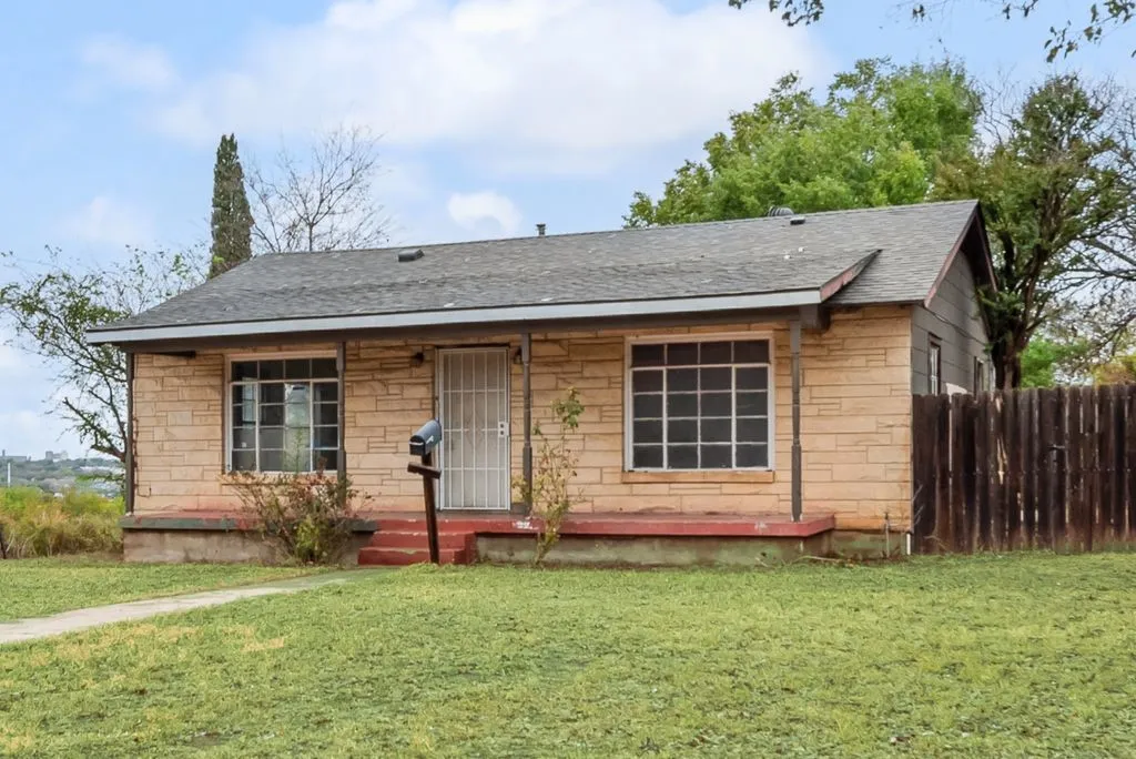 Single Family Residence For Sale in Tarrant County , 2301 Annabelle, Fort Worth, Texas 76119, 4 Bedroom, 2 Bathroom, Garage spaces, 1,556 Sqft, built in 1950, mls#21402685, Real Estate Agent in Fort Worth, Homes For Sale in Tarrant county, Homes For Sale in Fort Worth, Realtor in Fort Worth Texas, Real Estate Brokerage Independent Realty Texas, Luminita Cordes Realtor