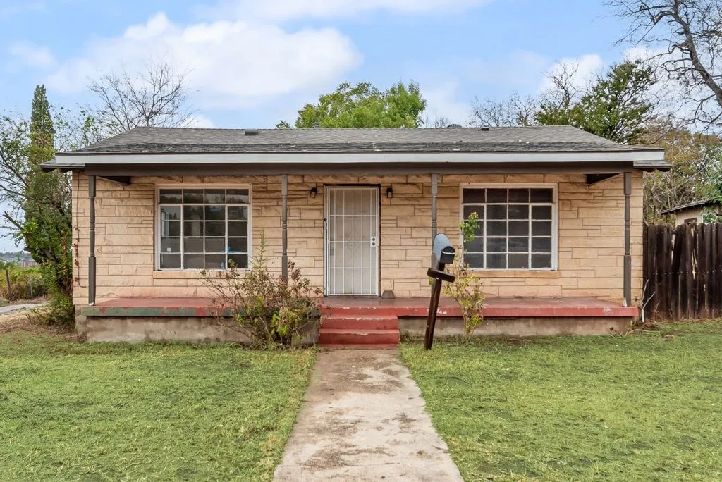 Single Family Residence For Sale in Tarrant County , 2301 Annabelle, Fort Worth, Texas 76119, 4 Bedroom, 2 Bathroom, Garage spaces, 1,556 Sqft, built in 1950, mls#21402685, Real Estate Agent in Fort Worth, Homes For Sale in Tarrant county, Homes For Sale in Fort Worth, Realtor in Fort Worth Texas, Real Estate Brokerage Independent Realty Texas, Luminita Cordes Realtor
