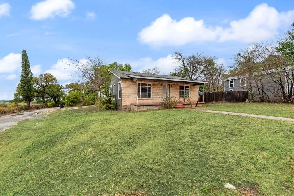 Single Family Residence For Sale in Tarrant County , 2301 Annabelle, Fort Worth, Texas 76119, 4 Bedroom, 2 Bathroom, Garage spaces, 1,556 Sqft, built in 1950, mls#21402685, Real Estate Agent in Fort Worth, Homes For Sale in Tarrant county, Homes For Sale in Fort Worth, Realtor in Fort Worth Texas, Real Estate Brokerage Independent Realty Texas, Luminita Cordes Realtor