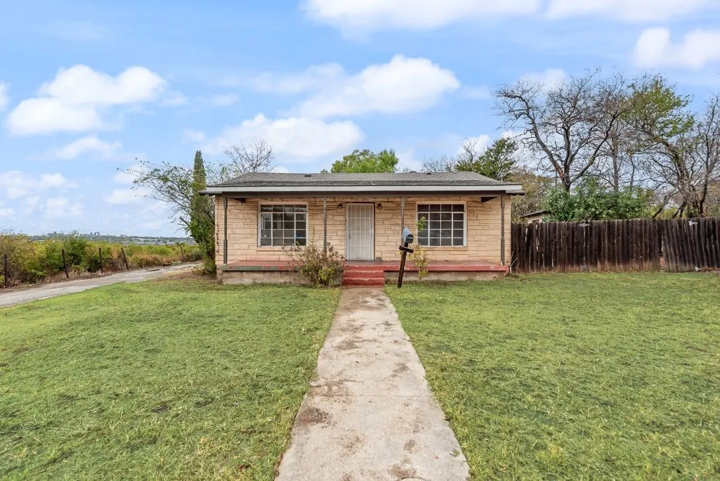 Single Family Residence For Sale in Tarrant County , 2301 Annabelle, Fort Worth, Texas 76119, 4 Bedroom, 2 Bathroom, Garage spaces, 1,556 Sqft, built in 1950, mls#21402685, Real Estate Agent in Fort Worth, Homes For Sale in Tarrant county, Homes For Sale in Fort Worth, Realtor in Fort Worth Texas, Real Estate Brokerage Independent Realty Texas, Luminita Cordes Realtor
