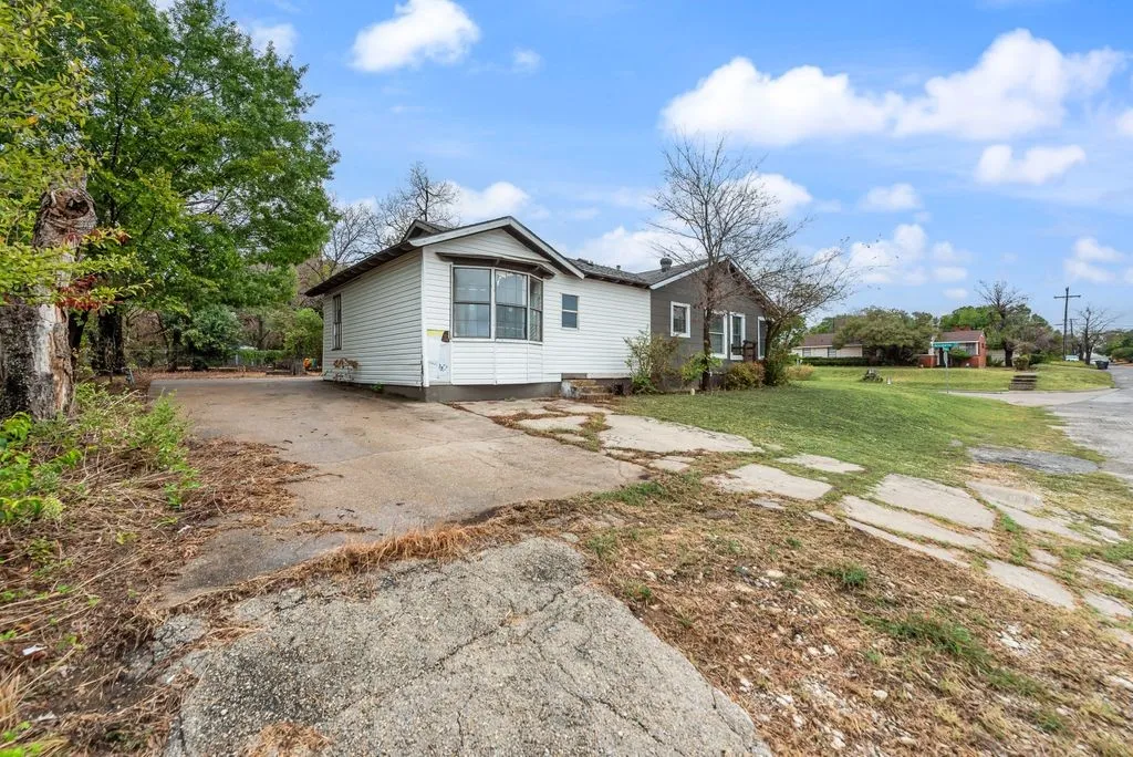 Single Family Residence For Sale in Tarrant County , 2301 Annabelle, Fort Worth, Texas 76119, 4 Bedroom, 2 Bathroom, Garage spaces, 1,556 Sqft, built in 1950, mls#21402685, Real Estate Agent in Fort Worth, Homes For Sale in Tarrant county, Homes For Sale in Fort Worth, Realtor in Fort Worth Texas, Real Estate Brokerage Independent Realty Texas, Luminita Cordes Realtor