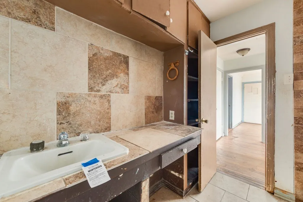 Single Family Residence For Sale in Tarrant County , 2301 Annabelle, Fort Worth, Texas 76119, 4 Bedroom, 2 Bathroom, Garage spaces, 1,556 Sqft, built in 1950, mls#21402685, Real Estate Agent in Fort Worth, Homes For Sale in Tarrant county, Homes For Sale in Fort Worth, Realtor in Fort Worth Texas, Real Estate Brokerage Independent Realty Texas, Luminita Cordes Realtor